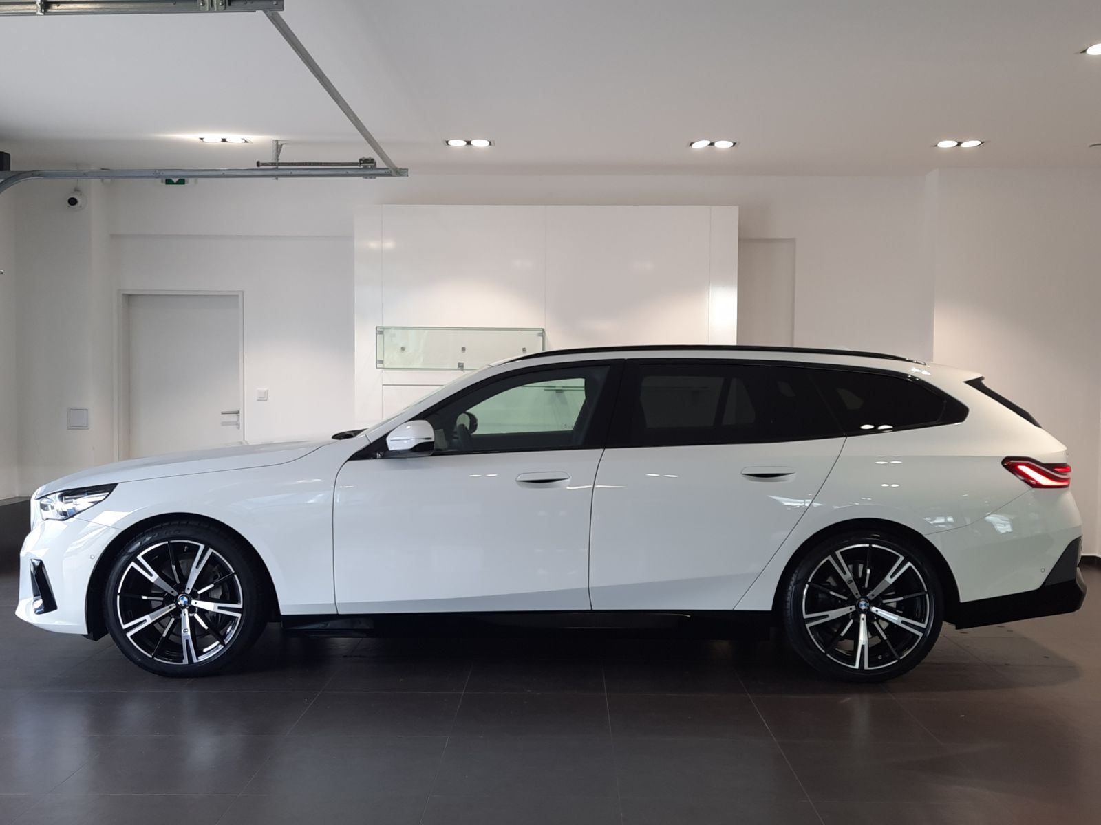 BMW Řada 5, 540d xDrive Touring M Sport - fotka 3
