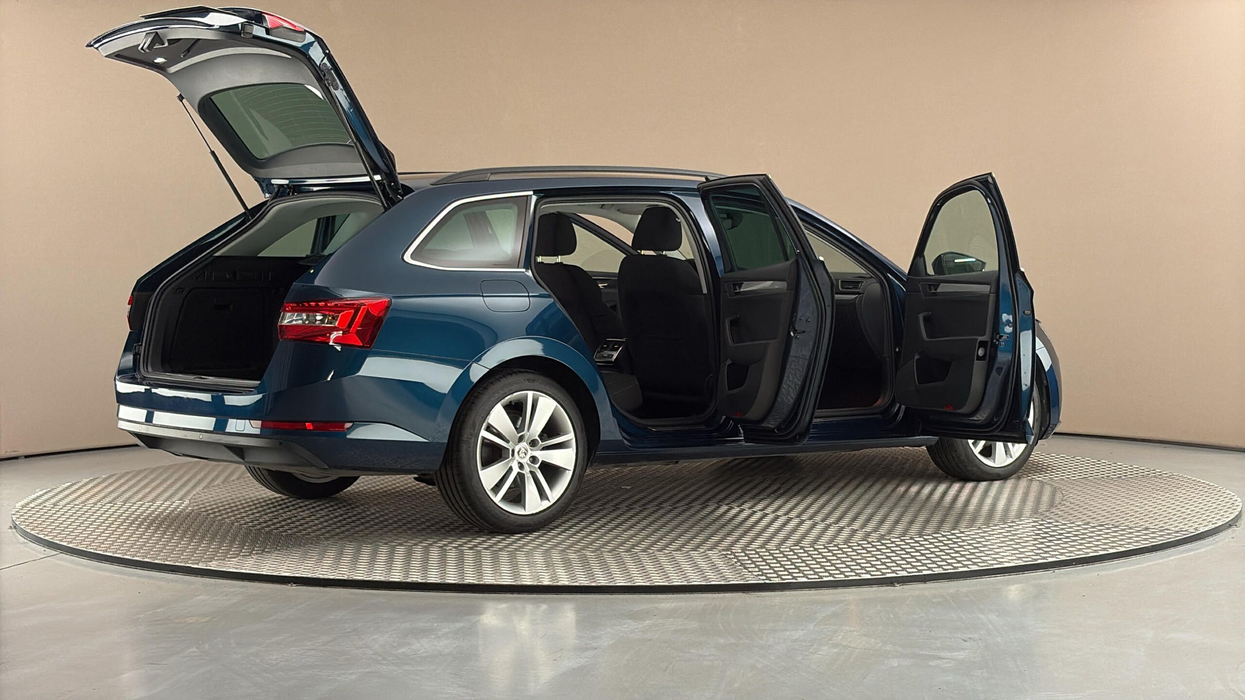 Škoda Superb, 2.0 TDI DSG Ambition Combi - fotka 6