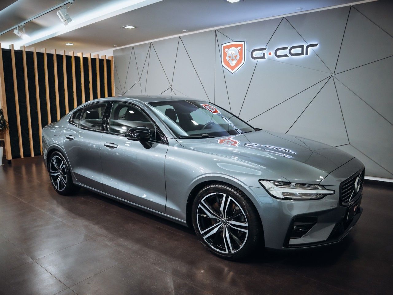 Volvo S60, B5 mHEV 2.0 aut. R-Design - fotka 3