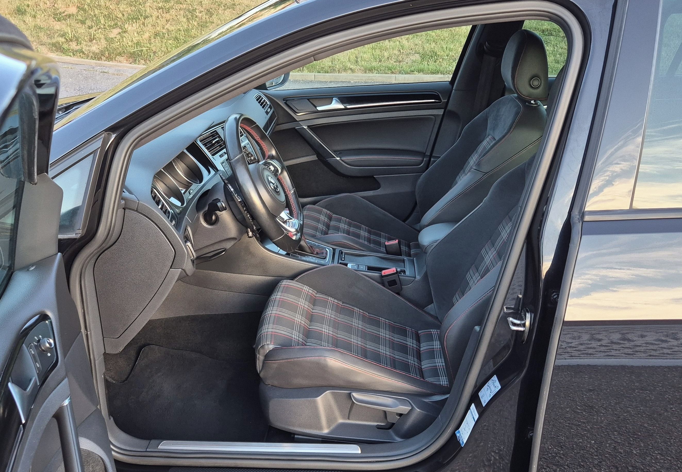 Volkswagen Golf, GTI DSG 2.0TSI 169 KW - fotka 6