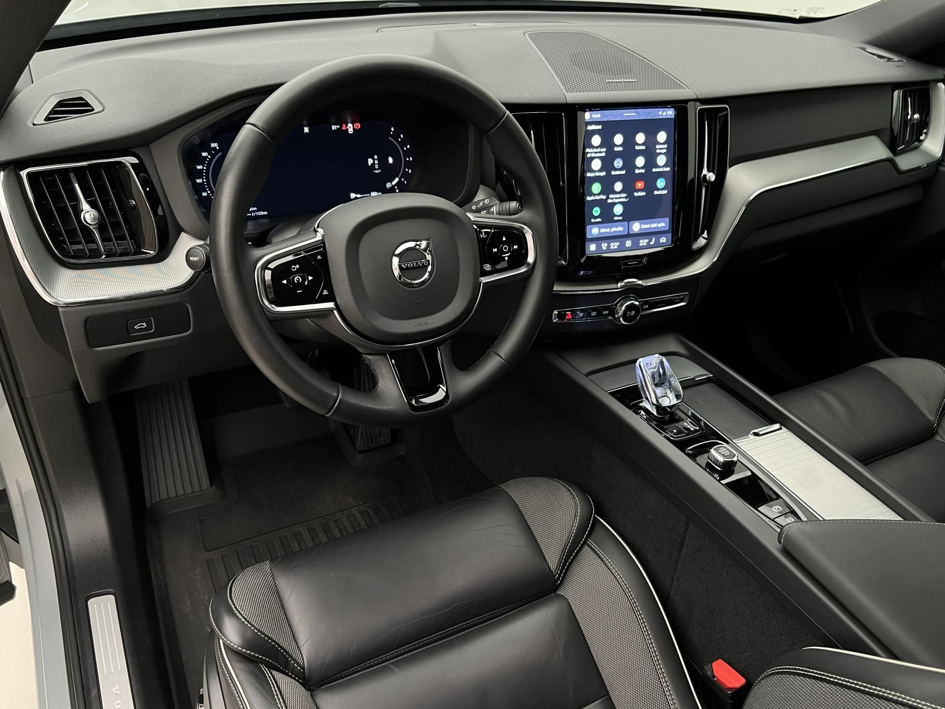 Volvo XC60, B4 AWD DARK PLUS CZ 1. maj. - fotka 4