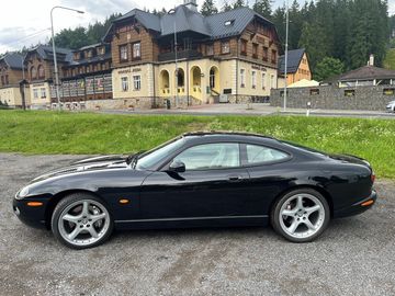 Coupe, krásný vůz, bílá kůže