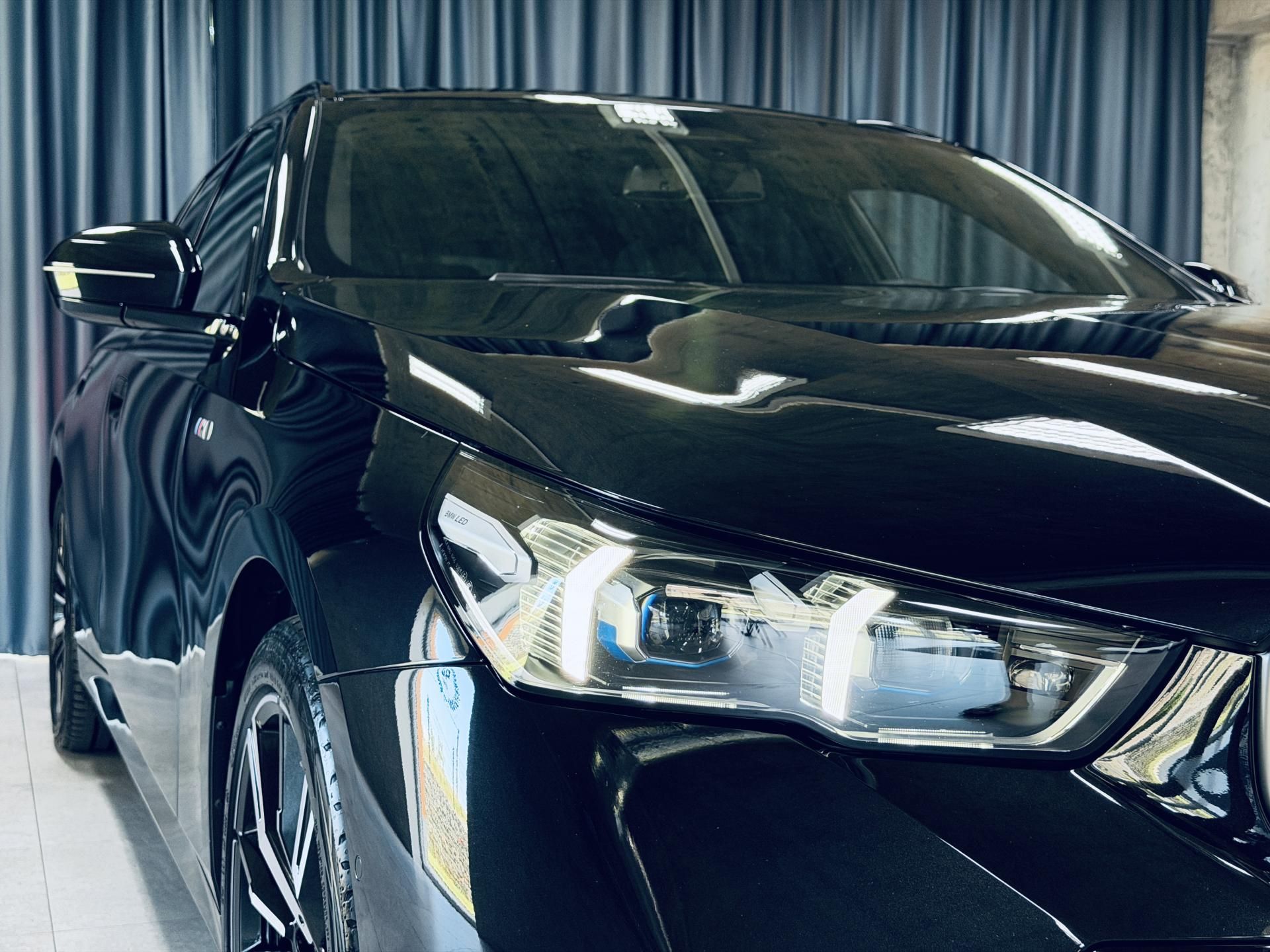 BMW Řada 5, 520i*ZÁRUKA*TAŽNÉ*HARM&KARDON - fotka 4