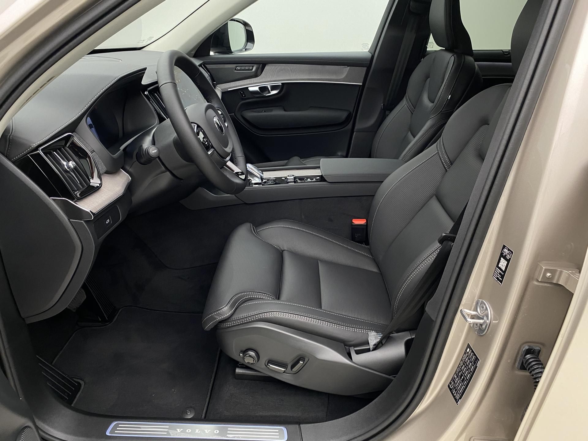 Volvo XC90, B5 AWD AUT DARK PLUS 7míst - fotka 3