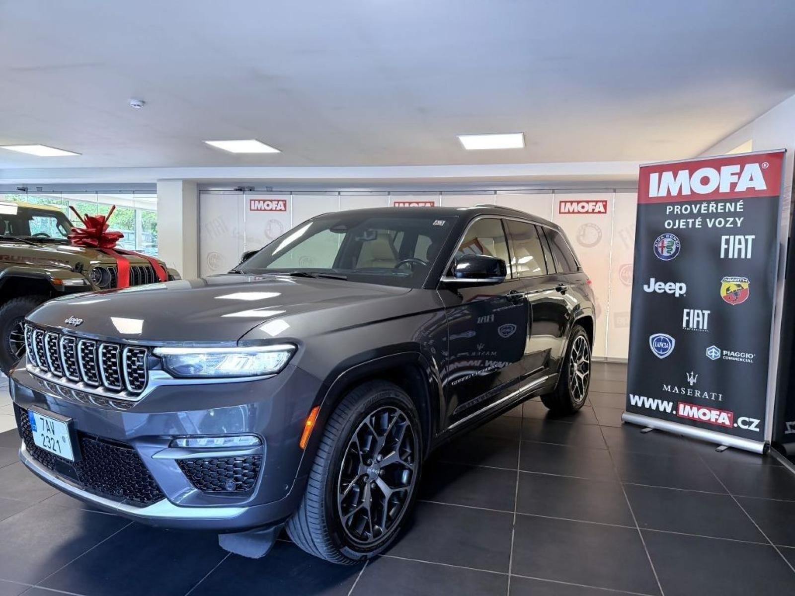Jeep Grand Cherokee, 5,7 V8 357k 4x4 AT8 ZF SUMMIT - fotka 3