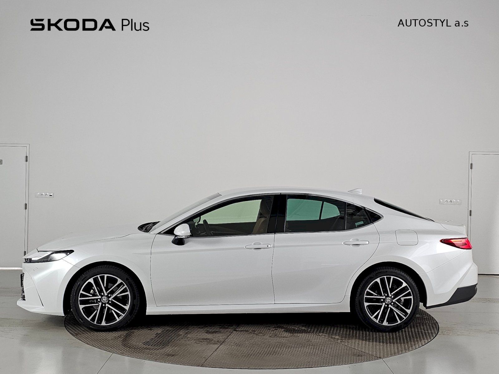 Toyota Camry, 2.5HEV 230k - fotka 3