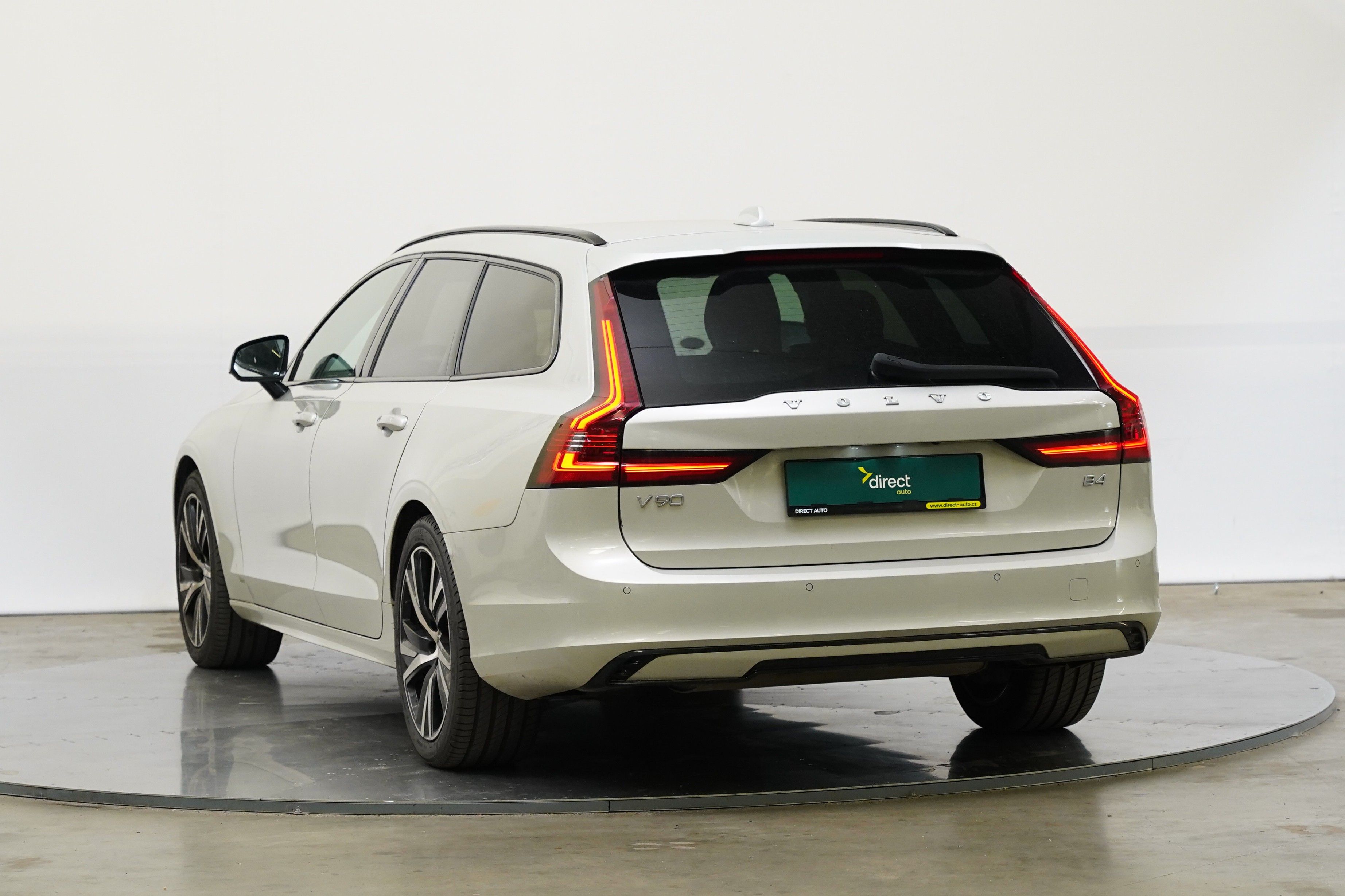 Volvo V90, 2.0 B4 145 kW R-Design - fotka 6