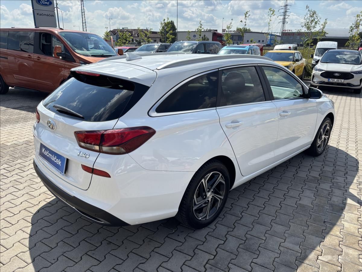 Hyundai i30, 1,5 Smart 81kW kombi - fotka 5