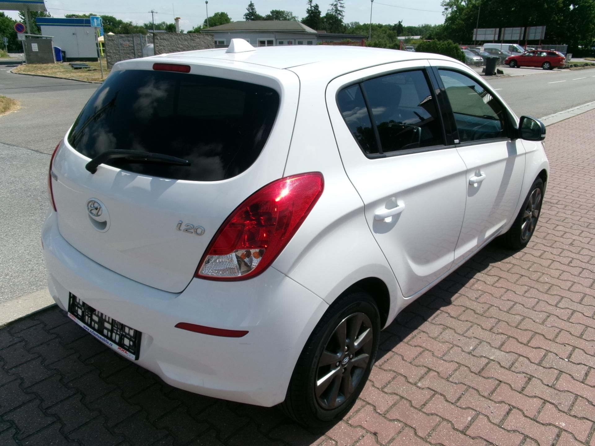 Hyundai i20, 1,2i KLIMA TEMP ALU BT USB - fotka 4