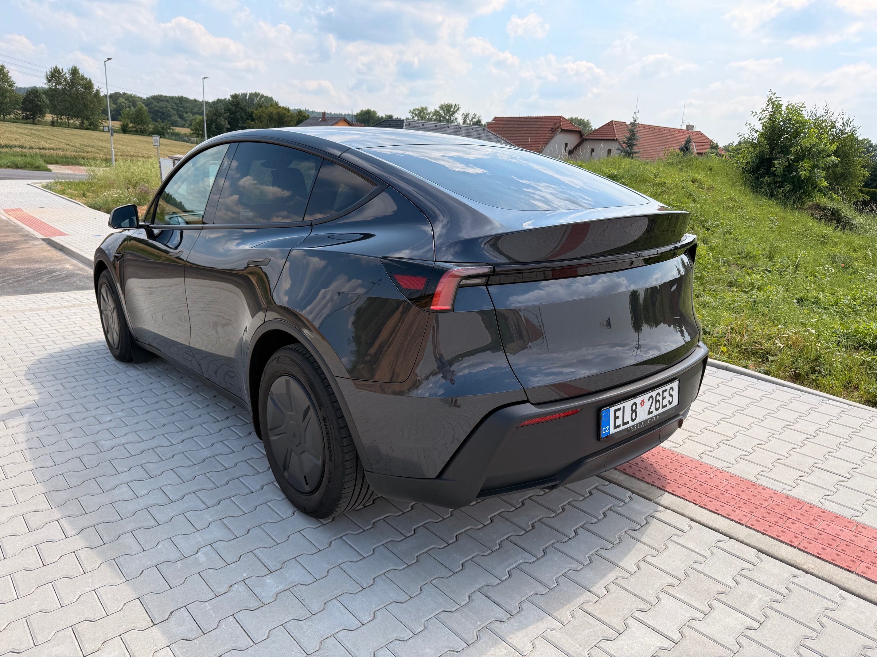 Tesla Model Y, Standard 220kw LFP - fotka 6