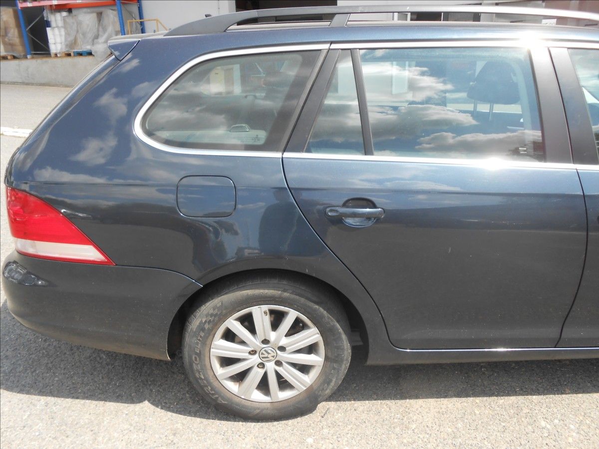 Volkswagen Golf, 1,6 i 75Kw - fotka 5