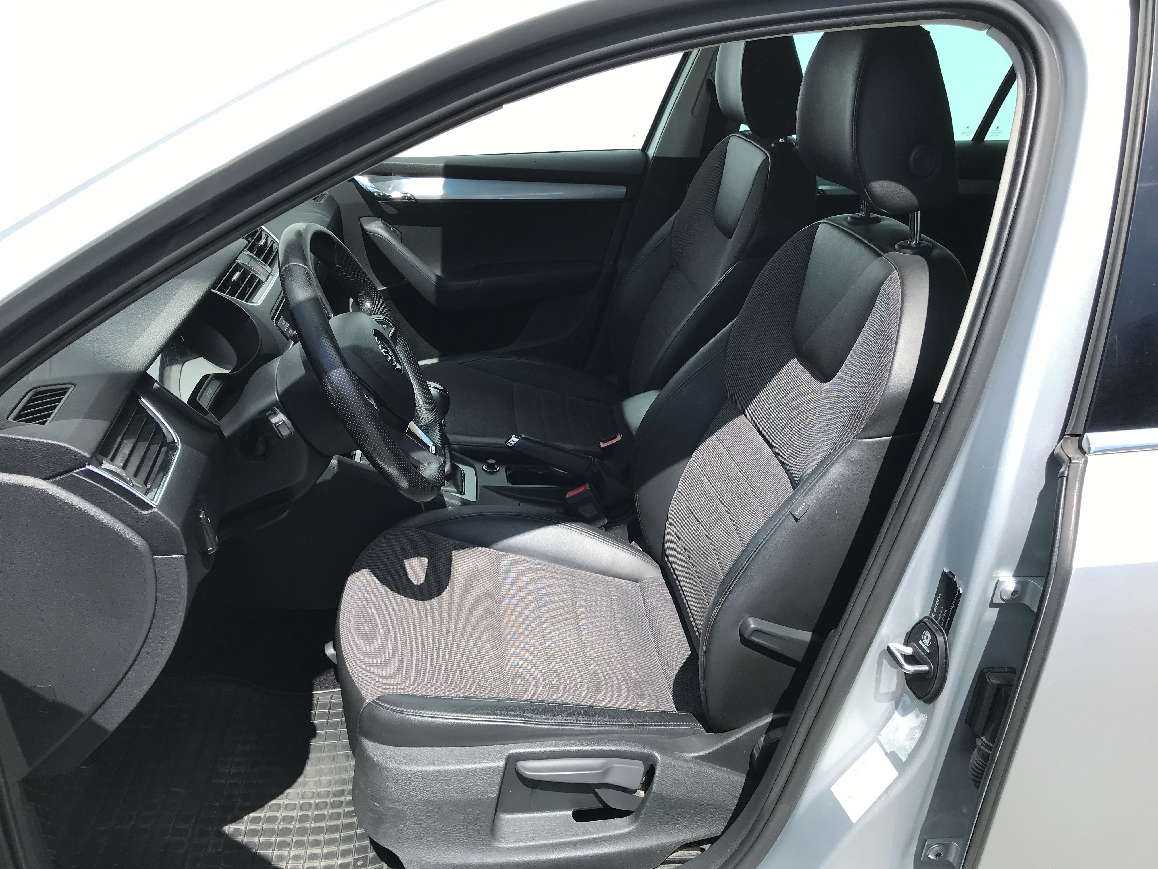 Škoda Octavia, 2,0 TDi 110 kW STYLE 6°M+NAVIG - fotka 6