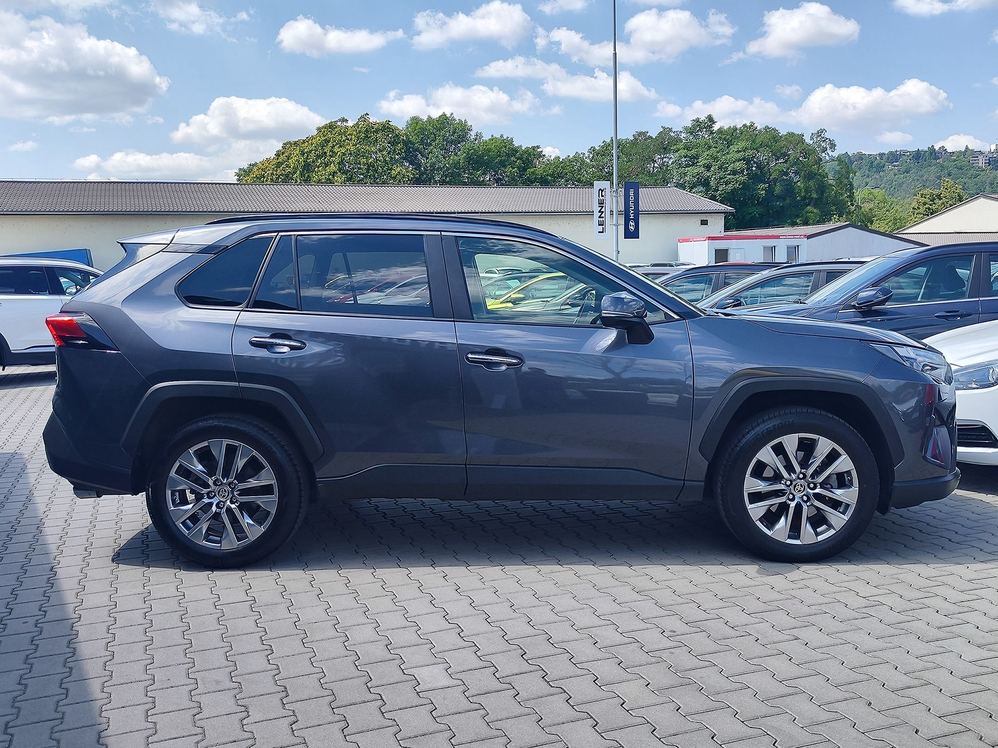 Toyota Rav4, 2.5 HEV/163kW Executive 4WD - fotka 4