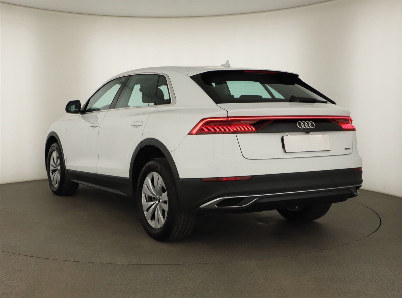 Audi Q8, 55 TFSI, Výhřev, Kamera - fotka 3