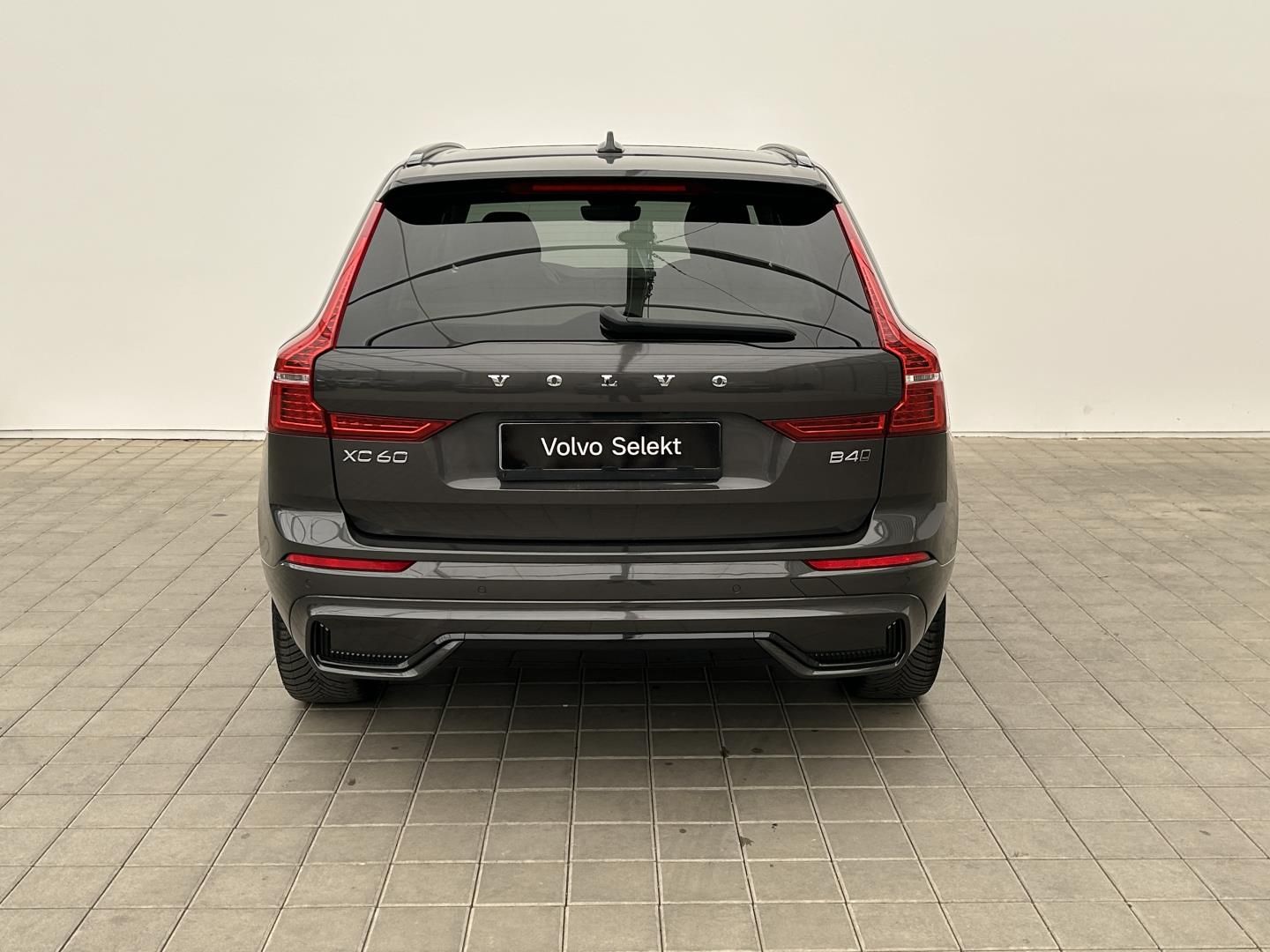 Volvo XC60, 2.0B4 145kW 4x4  PLUS  Black - fotka 5