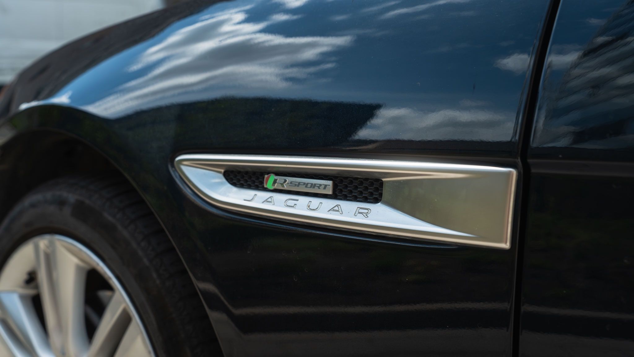 Jaguar XE, R-Sport 20d AWD 132kw - fotka 6