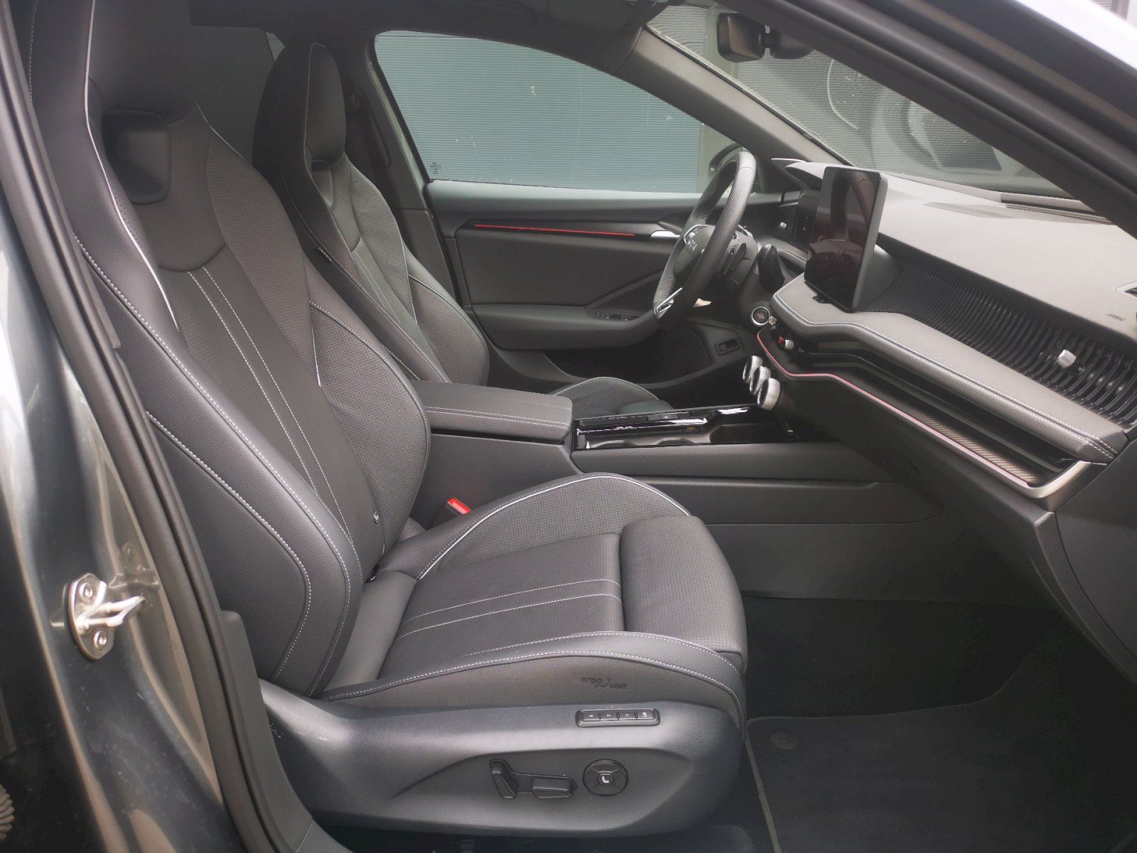 Škoda Superb, 2.0 TDI 142kW 4x4 Sportline Co - fotka 6