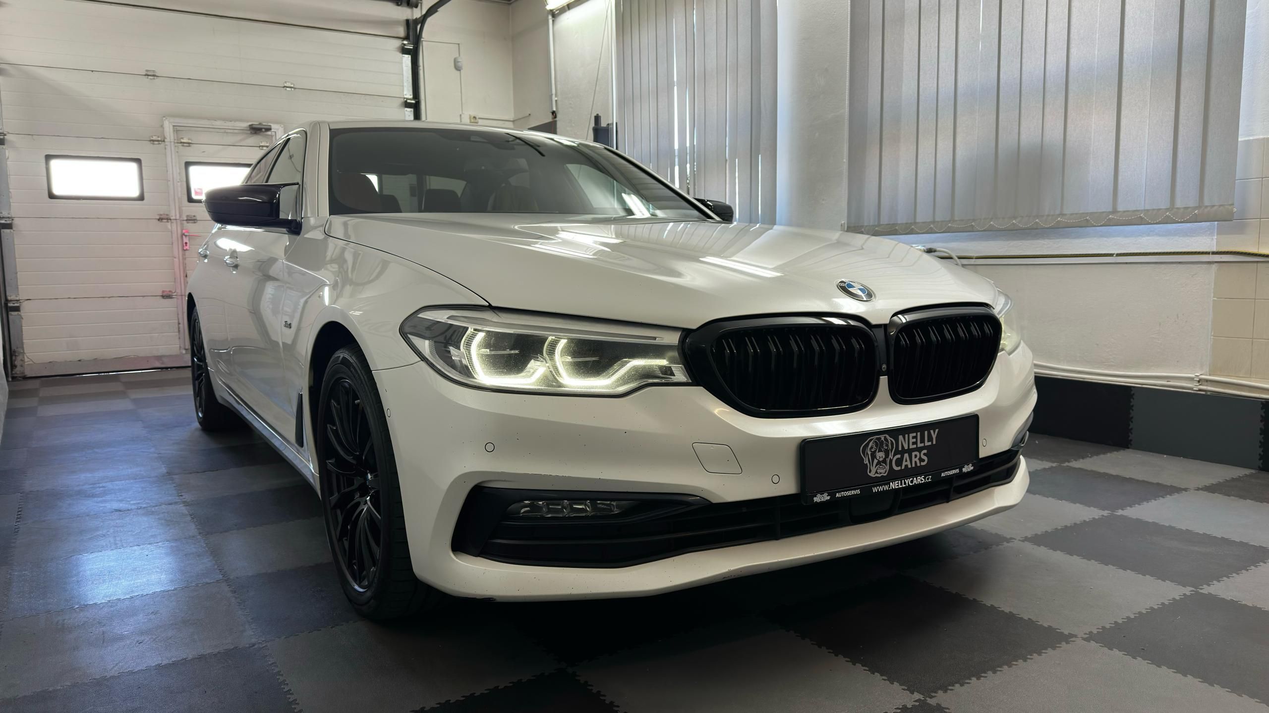 BMW Řada 5, XDIRVE/SPORT LINE/2 SADY GUM