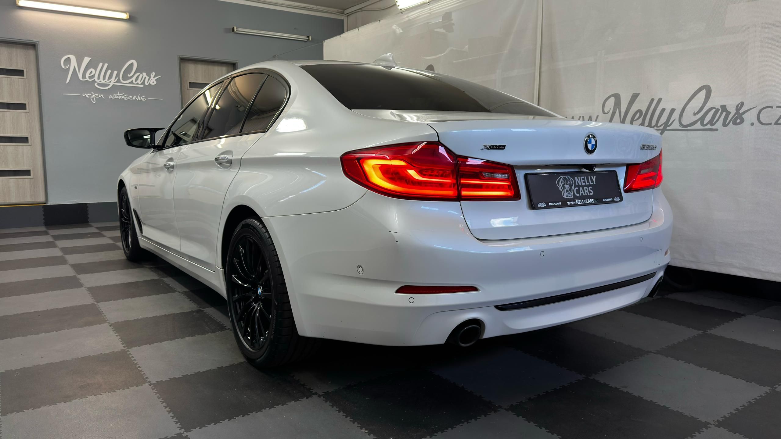 BMW Řada 5, XDIRVE/SPORT LINE/2 SADY GUM - fotka 4