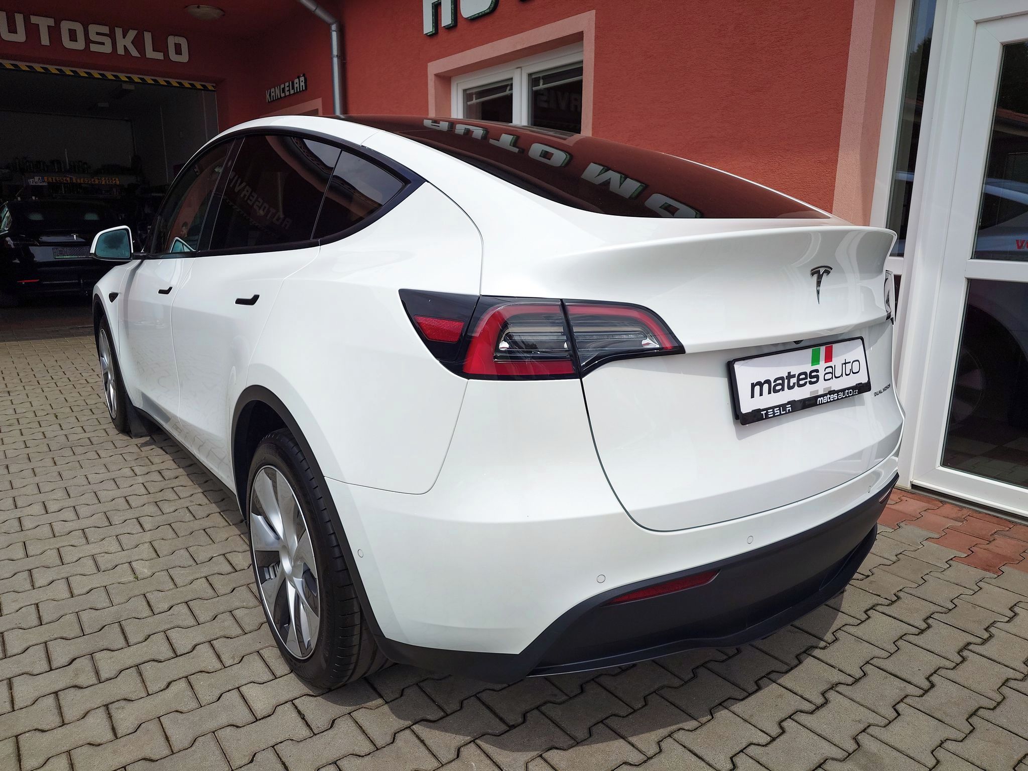 Tesla Model Y, Long Range Dual Motor 378 kW S - fotka 3