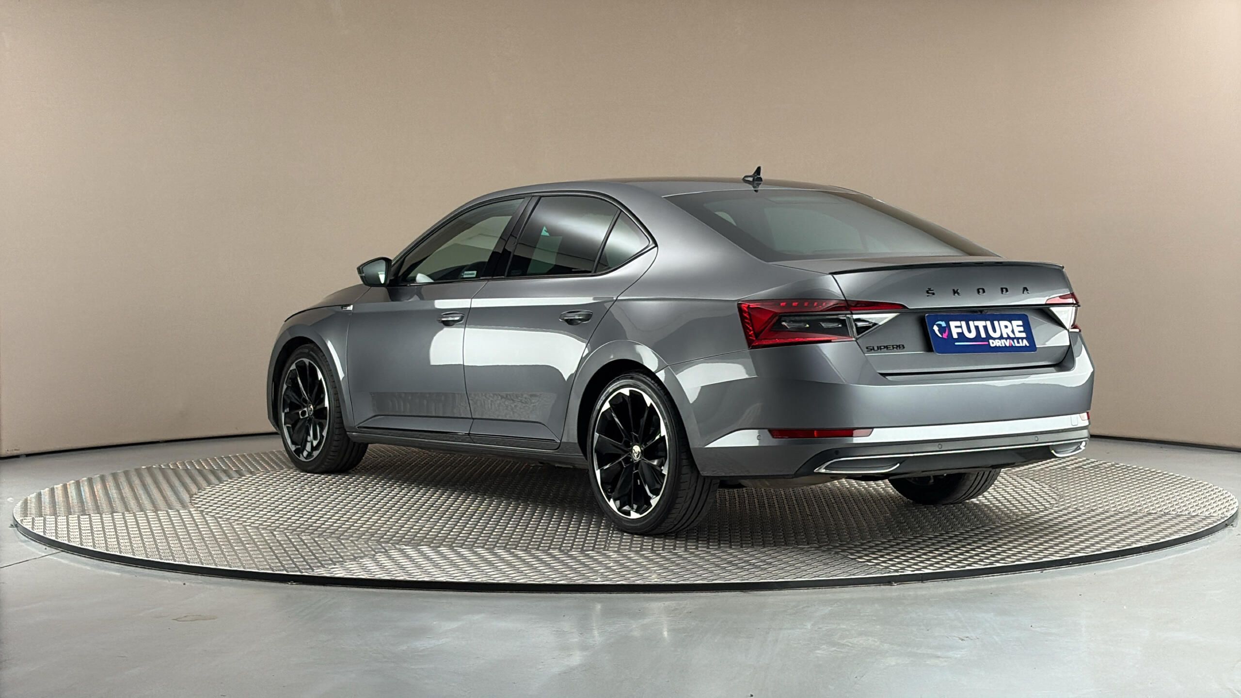 Škoda Superb, 2.0 TDI DSG Sportline - fotka 2