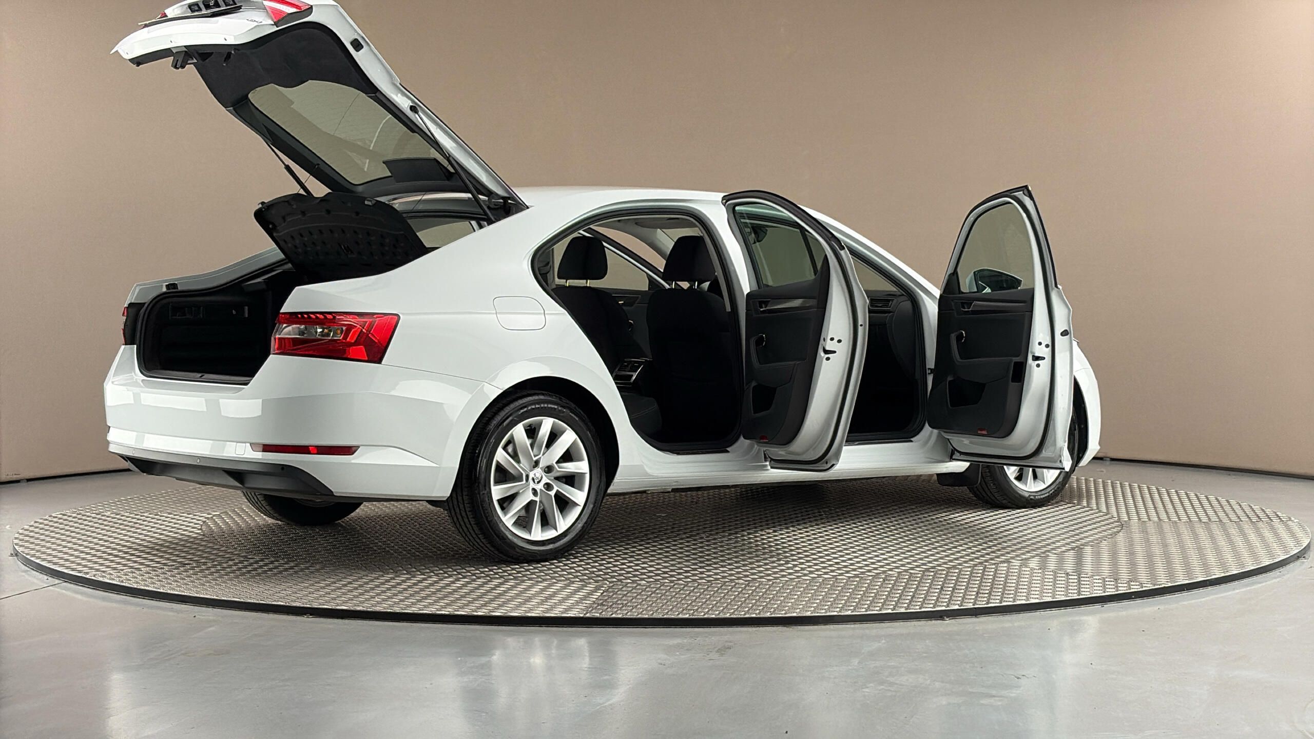 Škoda Superb, 2.0 TDI DSG 4x4 Style - fotka 6