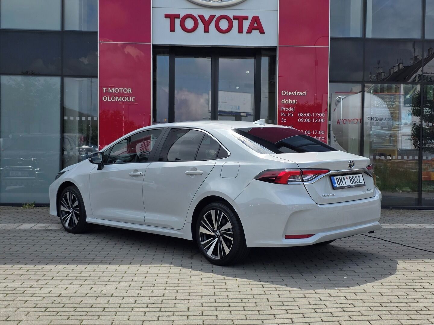 Toyota Corolla, 1.8 Hybrid Style - fotka 4