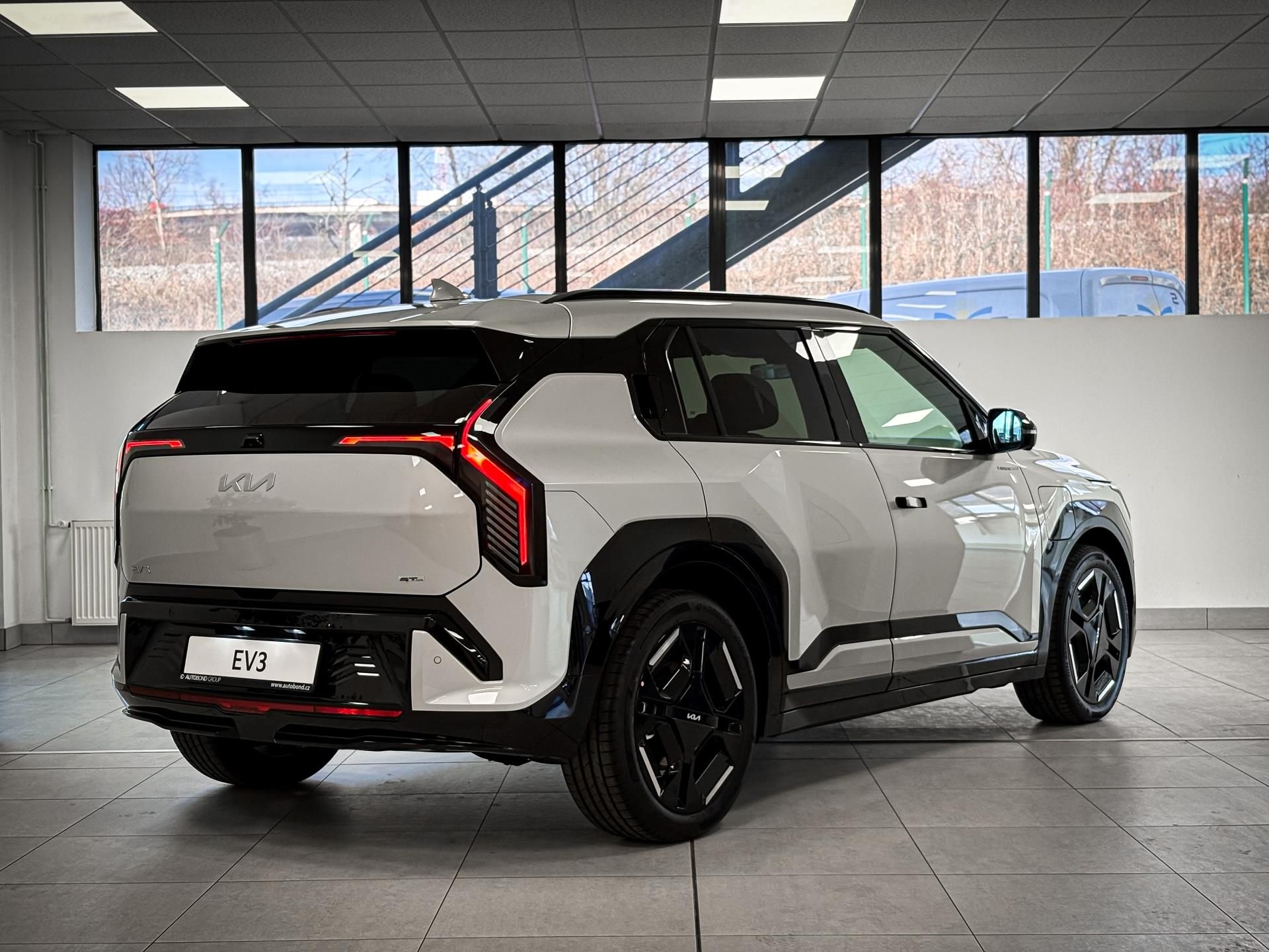 Kia EV3, GT LINE 4×2 81,4KWH+TECH+V2L - fotka 4