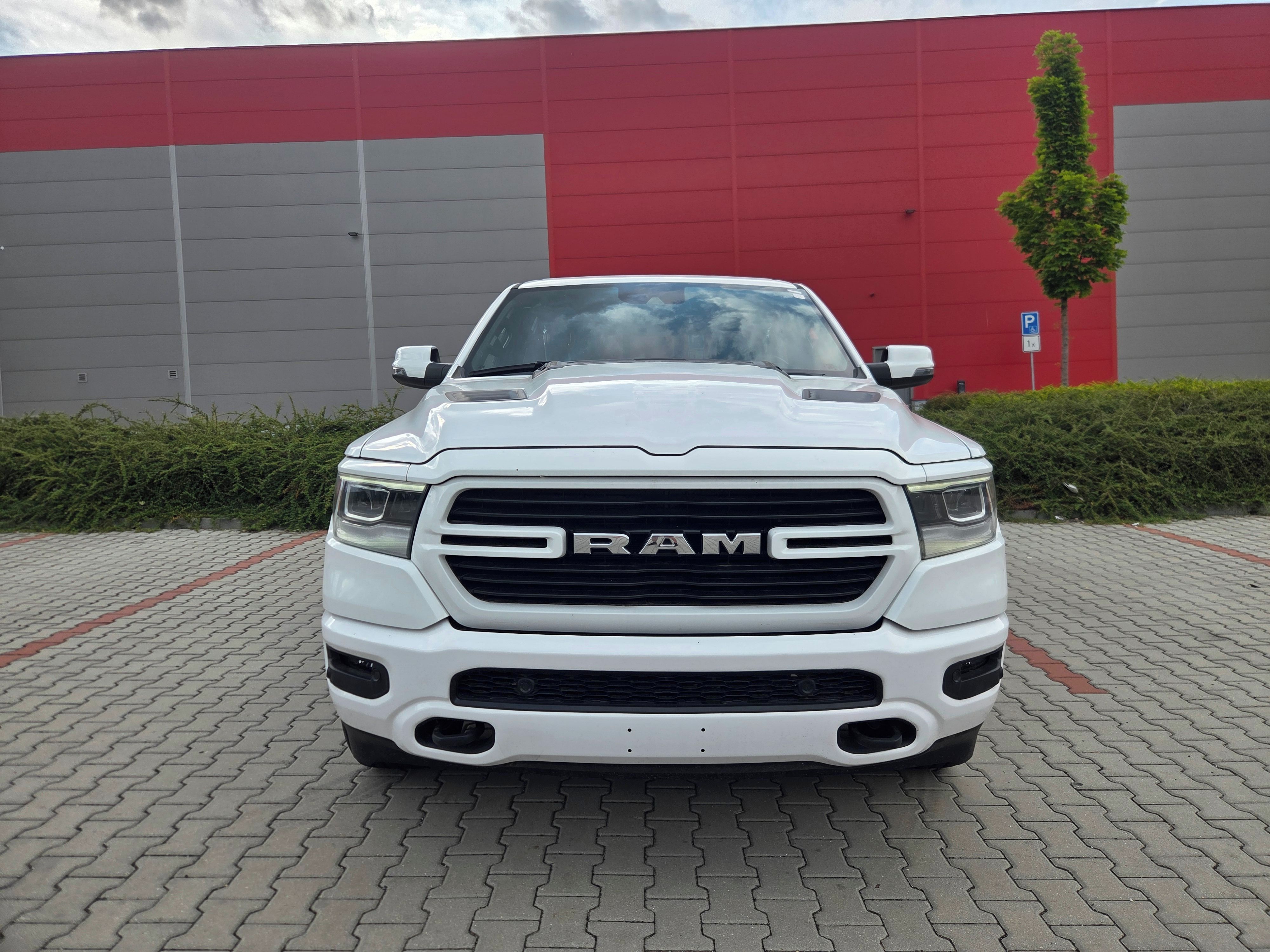 Dodge Ram, 1500 Laramie 4x4 Hemi V8 - fotka 2