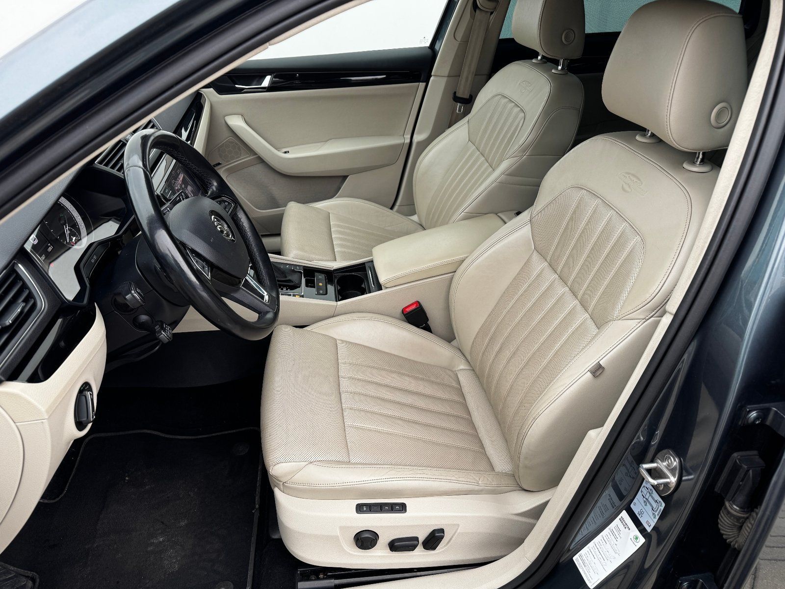 Škoda Superb, Superb 2.0 TDi 140kW DSG L&K - fotka 5
