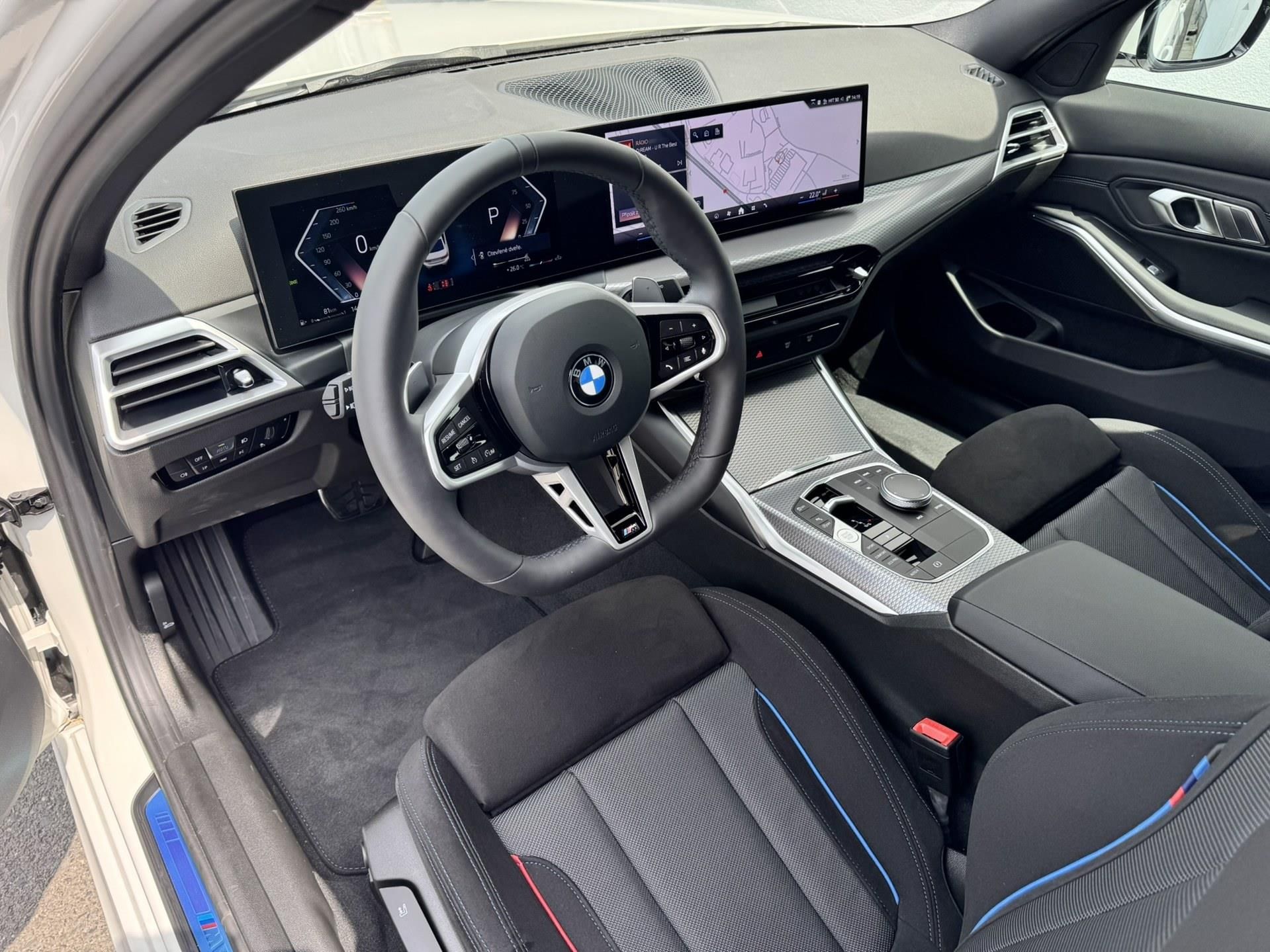 BMW Řada 3, 330i xDrive Sedan Mpaket - fotka 4