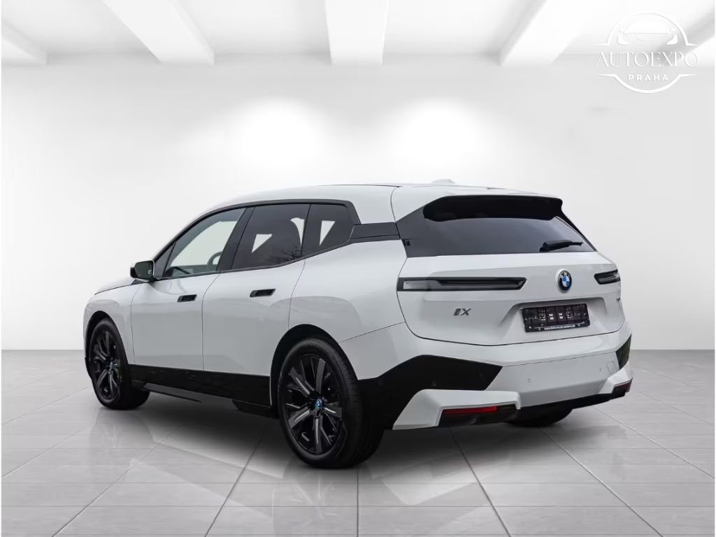 BMW iX, xDrive 40M Sport+Navigace* - fotka 4