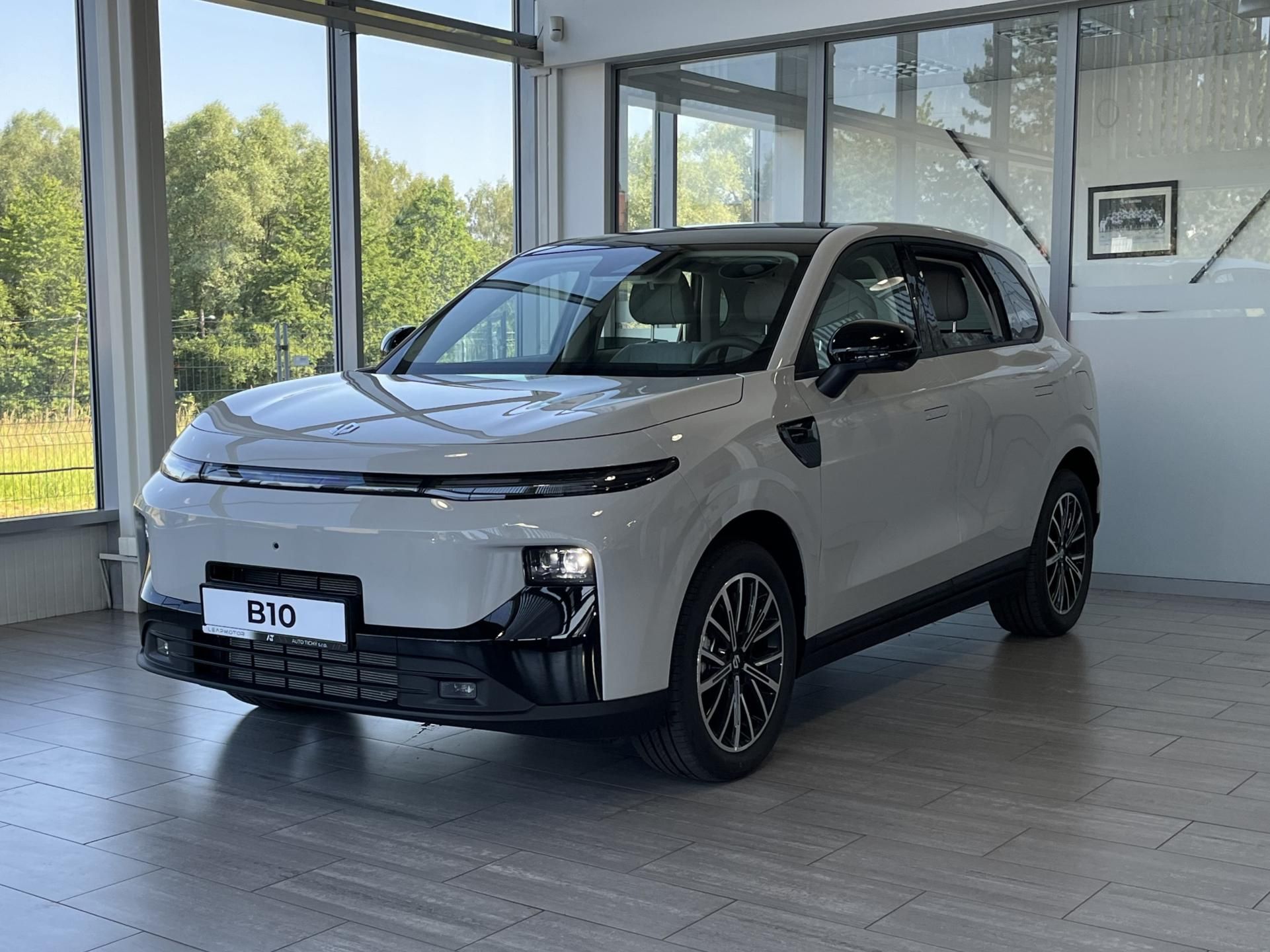 Leapmotor B10, DESIGN HYBRID EV, světlý int.