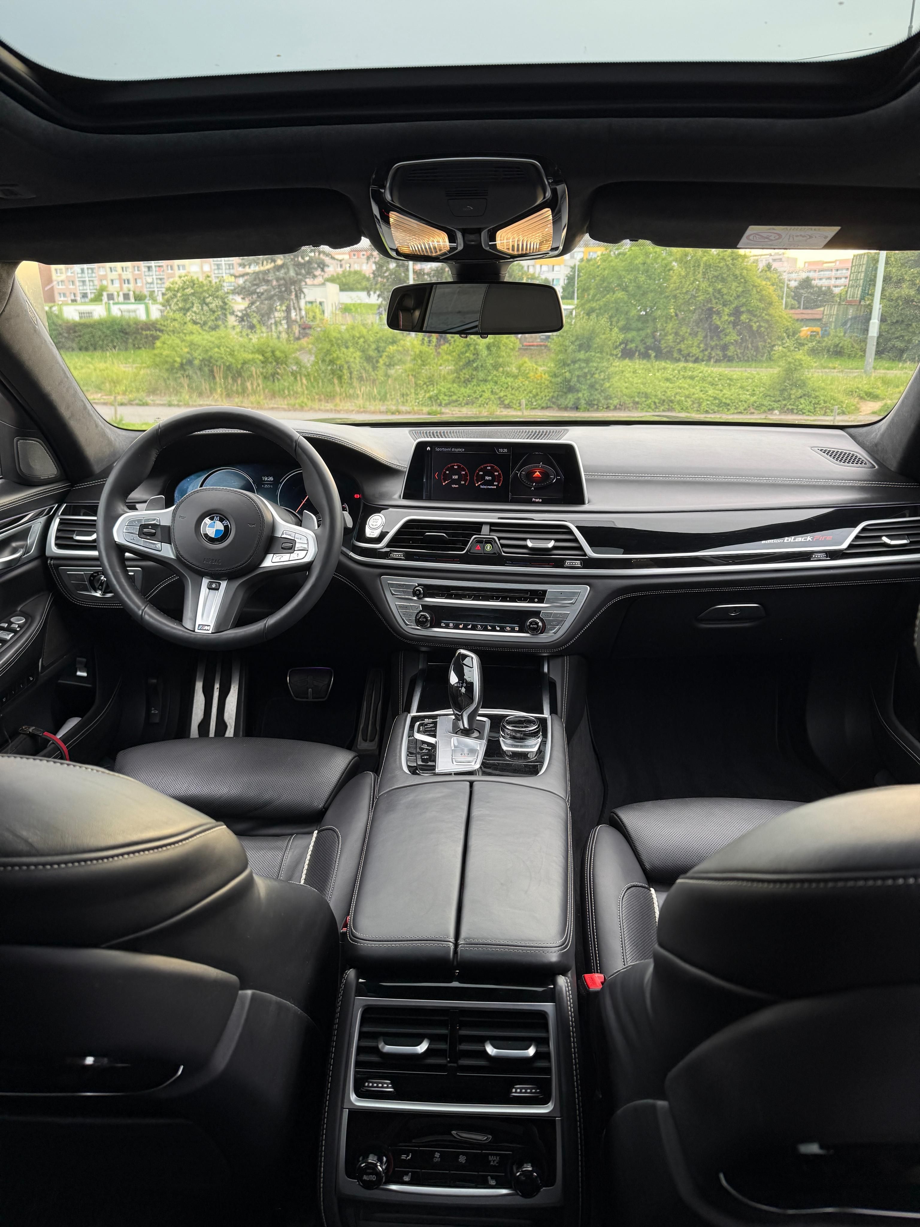 BMW Řada 7, BMW 750Ld BLACK FIRE EDITION - fotka 6