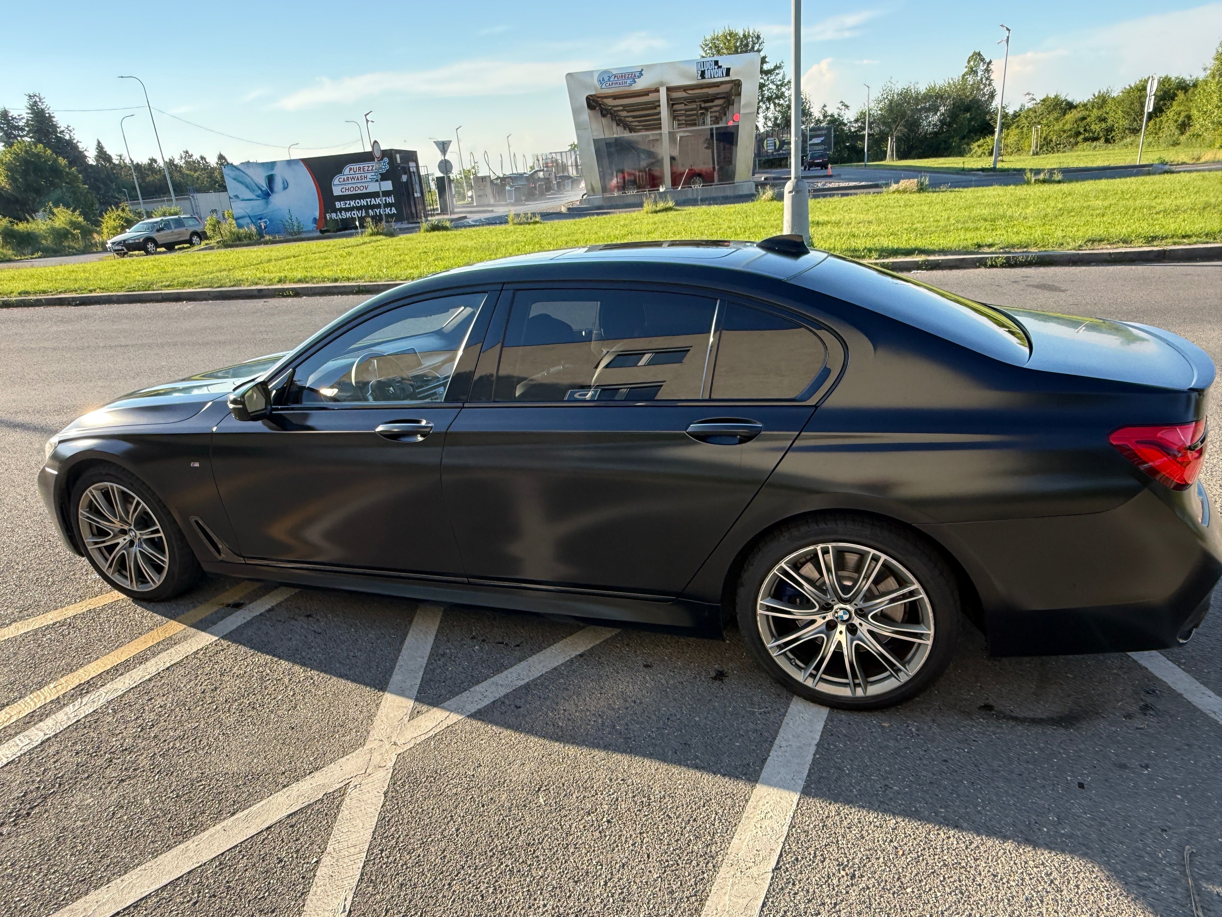 BMW Řada 7, BMW 750Ld BLACK FIRE EDITION - fotka 4