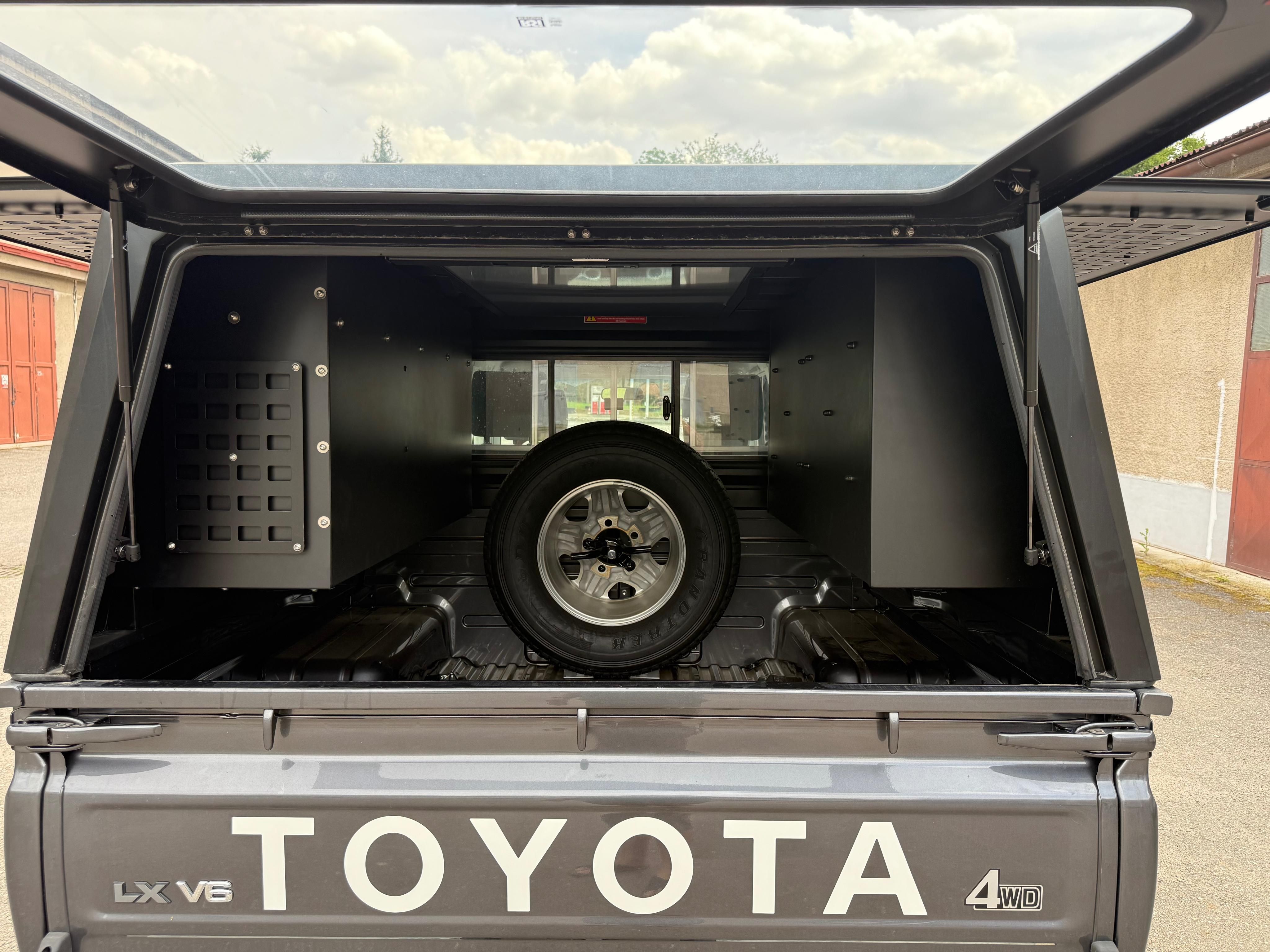 Toyota Land Cruiser, Toyota Land Cruiser LC 79 DC - fotka 5