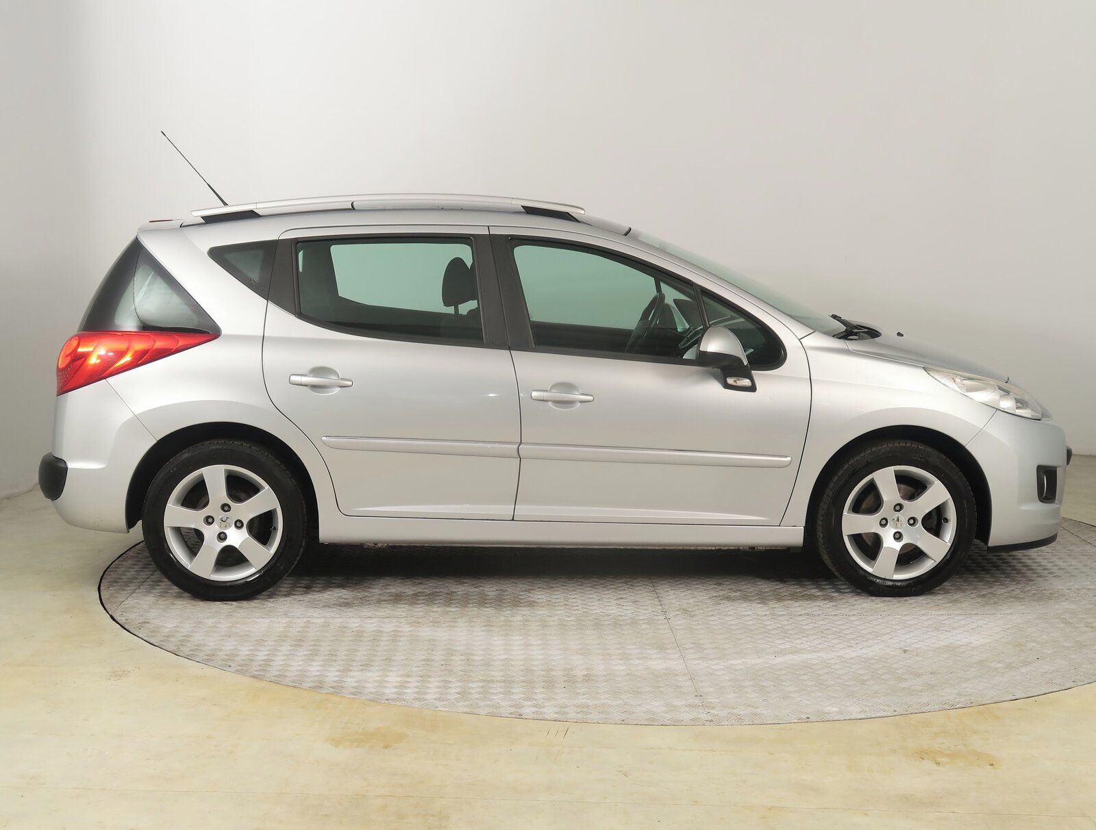 Peugeot 207, 1.6 HDi, po STK, jezdí výborně - fotka 6
