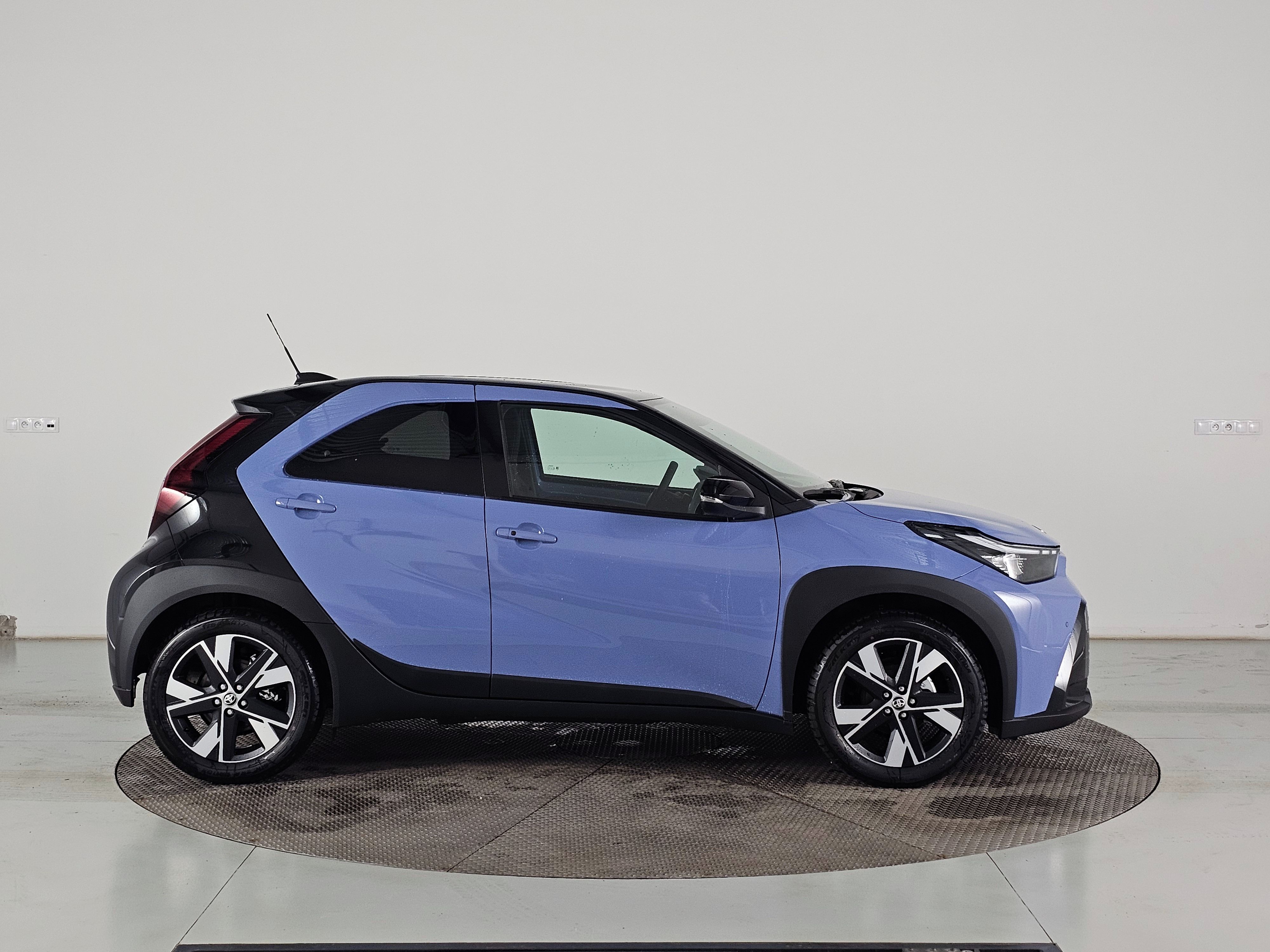 Toyota Aygo, X, 1.5HEV 116k 2x4 Style Smart - fotka 4
