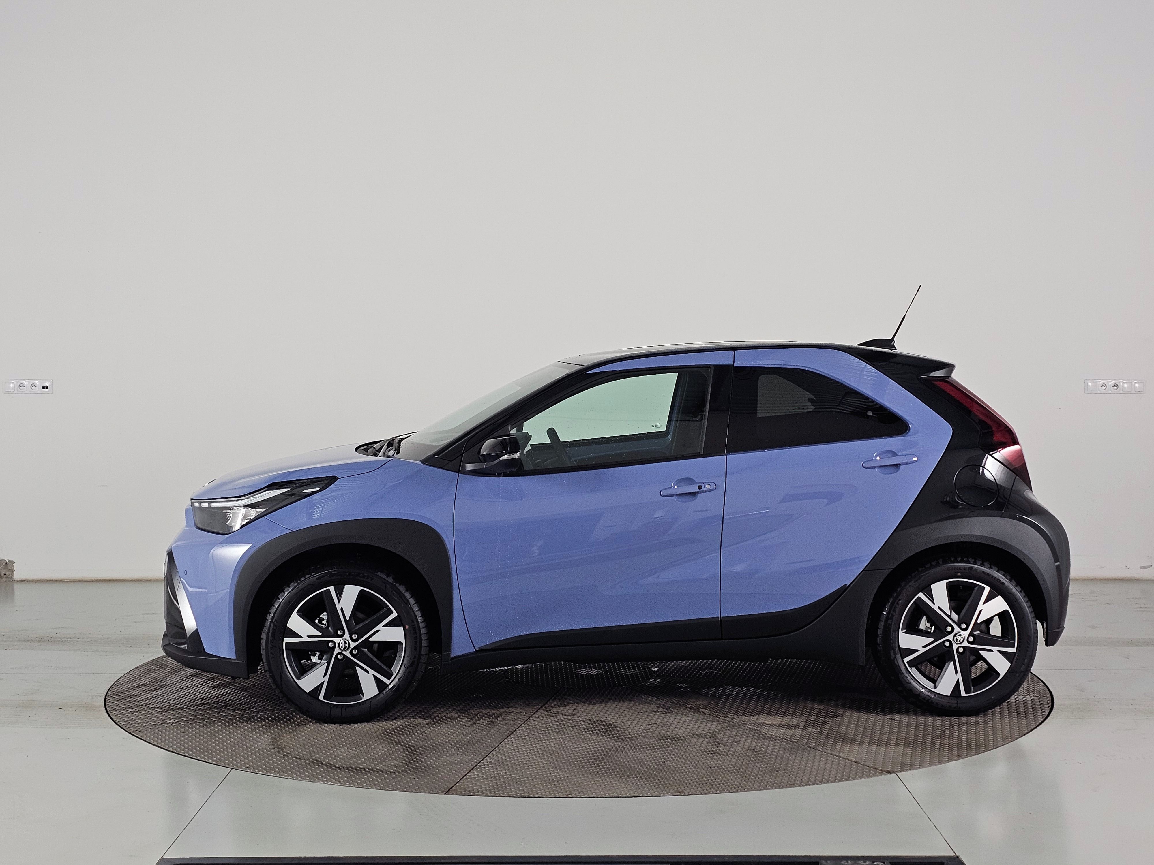 Toyota Aygo, X, 1.5HEV 116k 2x4 Style Smart - fotka 5