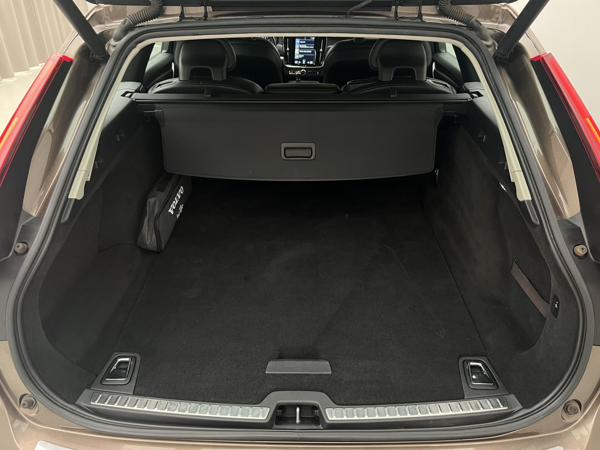 Volvo V90, CC D5 AWD PRO CZ 1. maj. - fotka 5