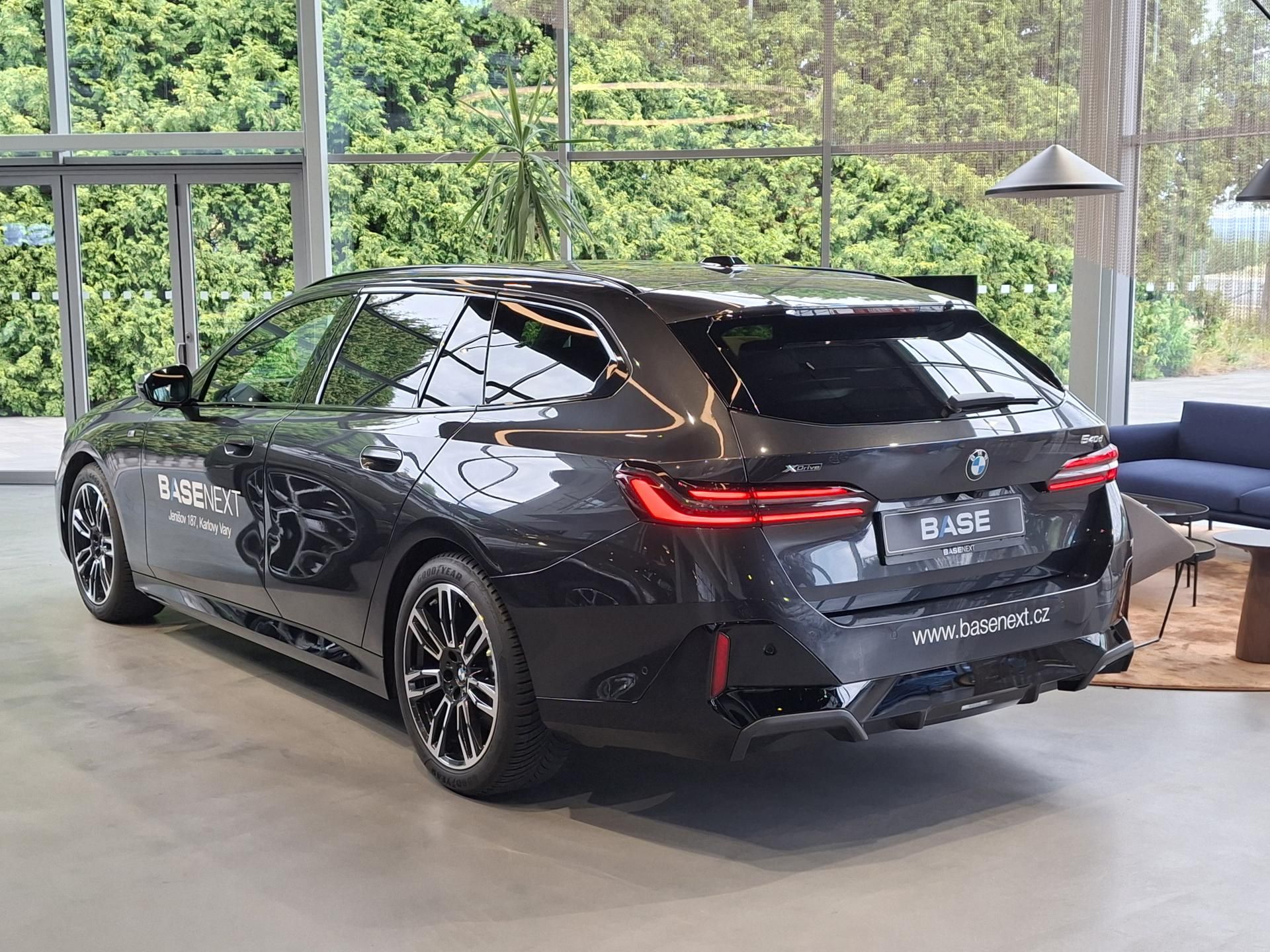 BMW Řada 5, 540d xDrive Touring M-Sport - fotka 4