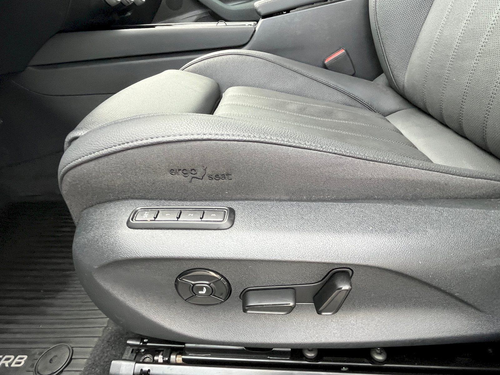 Škoda Superb, 2.0 TDI 110kW L&K Combi DSG - fotka 6