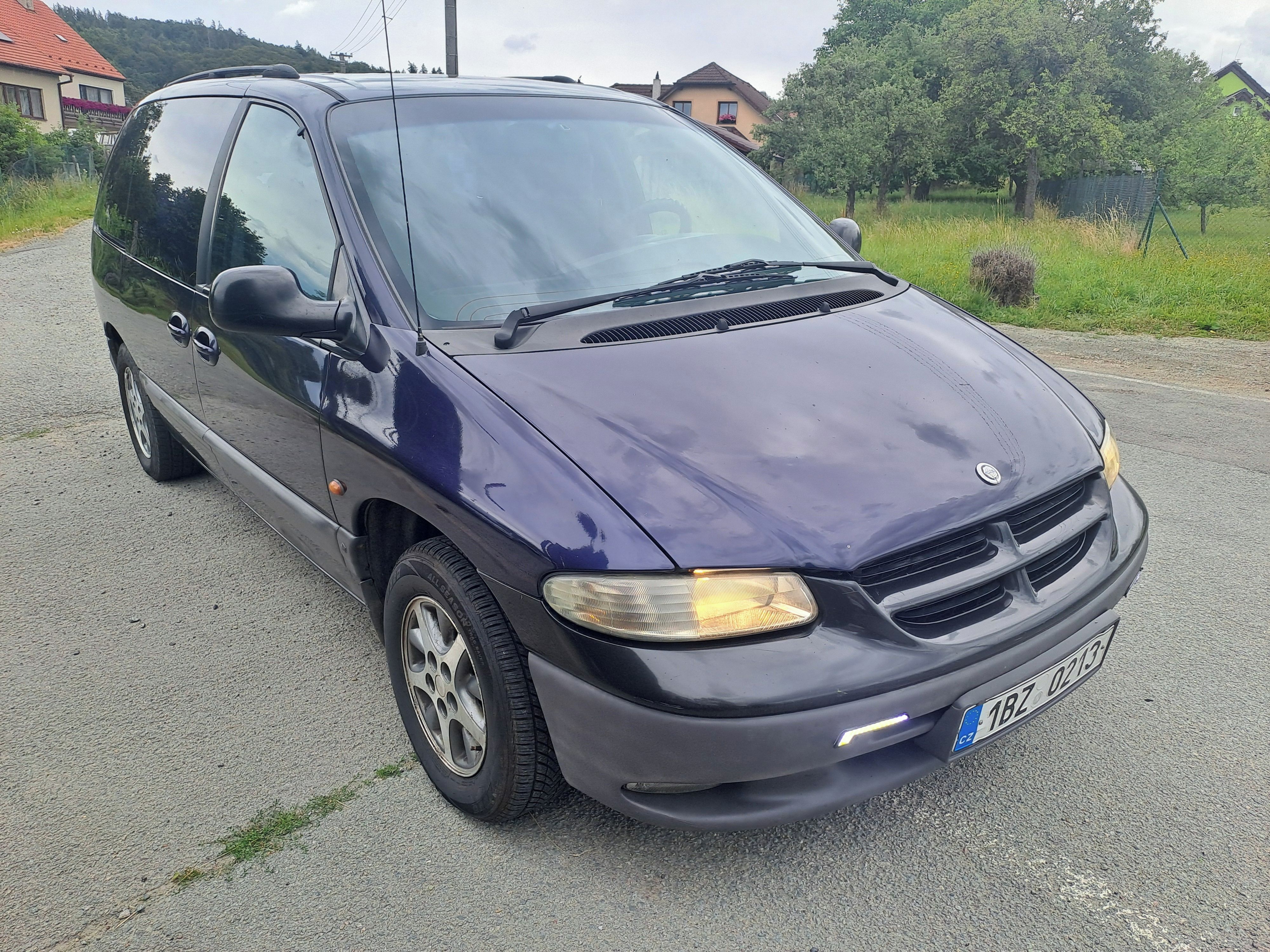 Chrysler Voyager, 2,5TD 7MÍST,NOVÁ STK,S.KNIHA - fotka 2