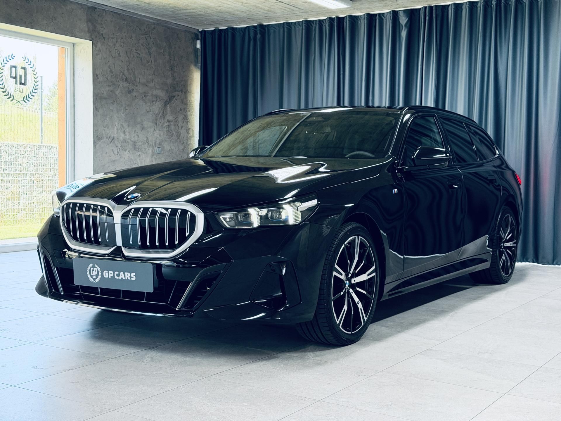 BMW Řada 5, 520i*ZÁRUKA*TAŽNÉ*HARM&KARDON - fotka 3