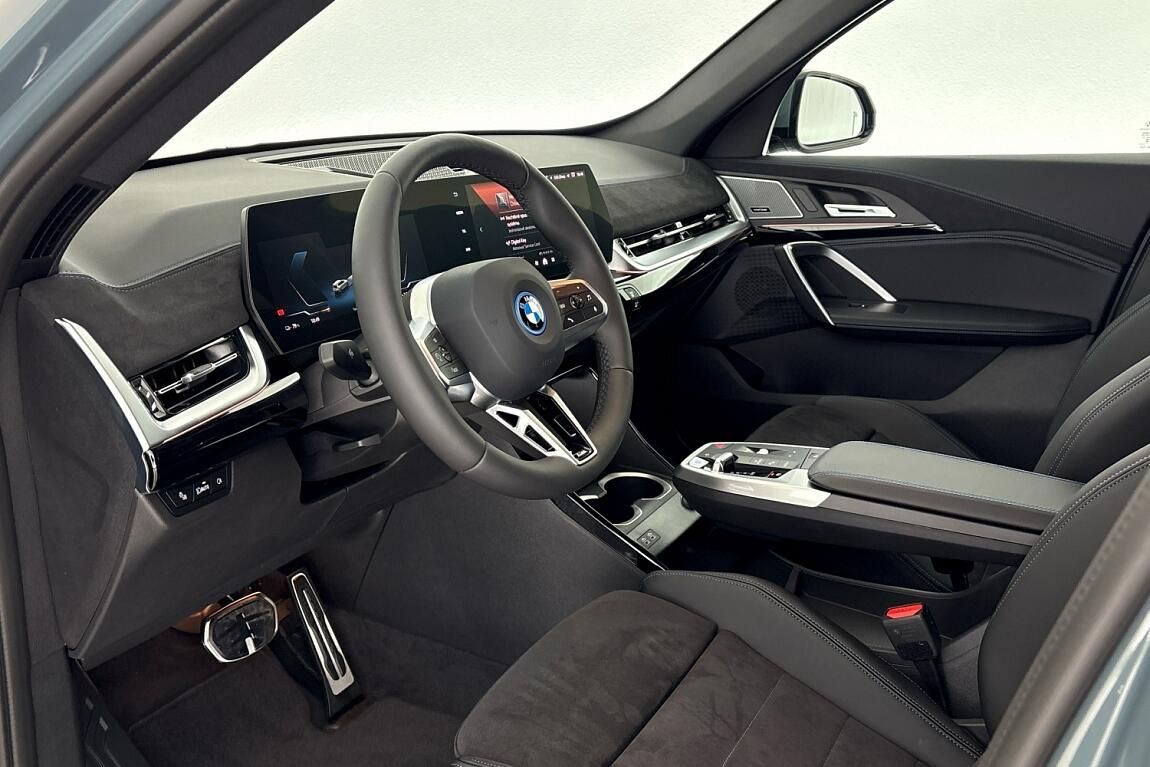 BMW iX1, xDrive30 - fotka 5