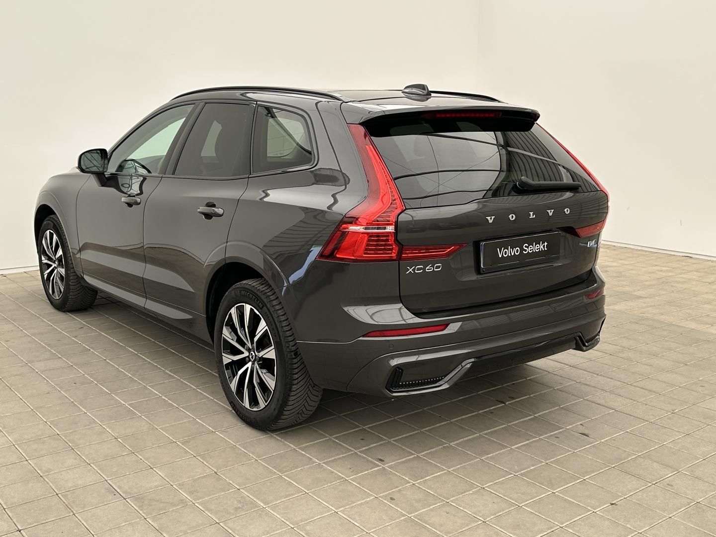 Volvo XC60, 2.0B4 145kW 4x4  PLUS  Black - fotka 4