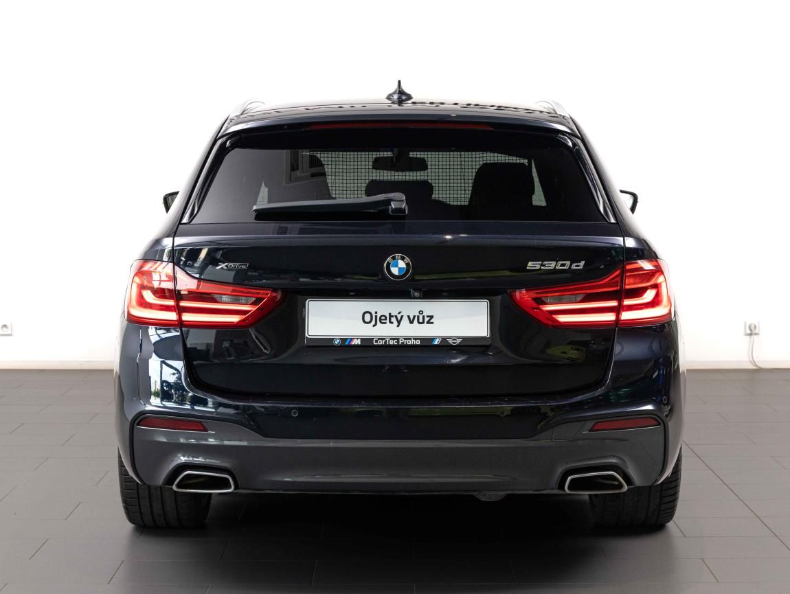 BMW Řada 5, 530d xDrive Touring - fotka 3