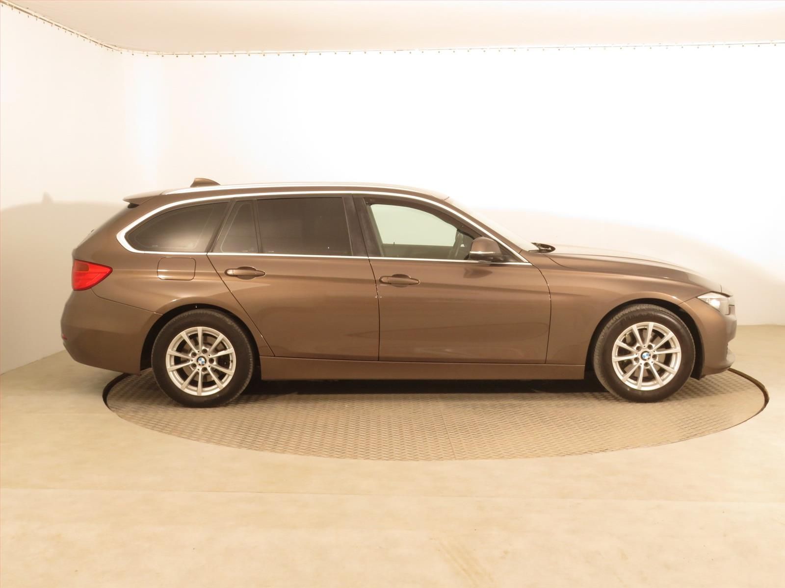 BMW Řada 3, 320 d - fotka 6