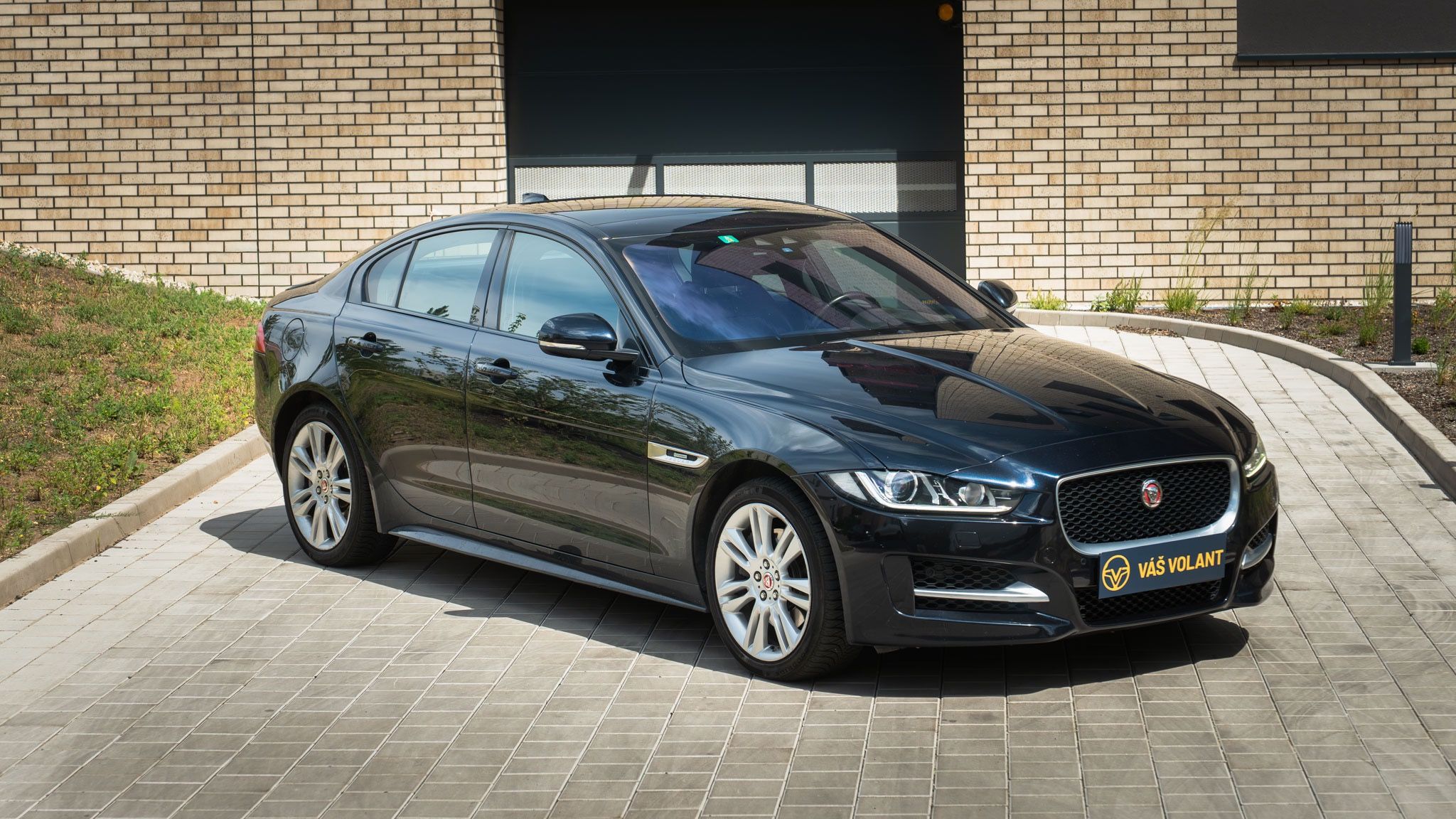 Jaguar XE, R-Sport 20d AWD 132kw - fotka 2