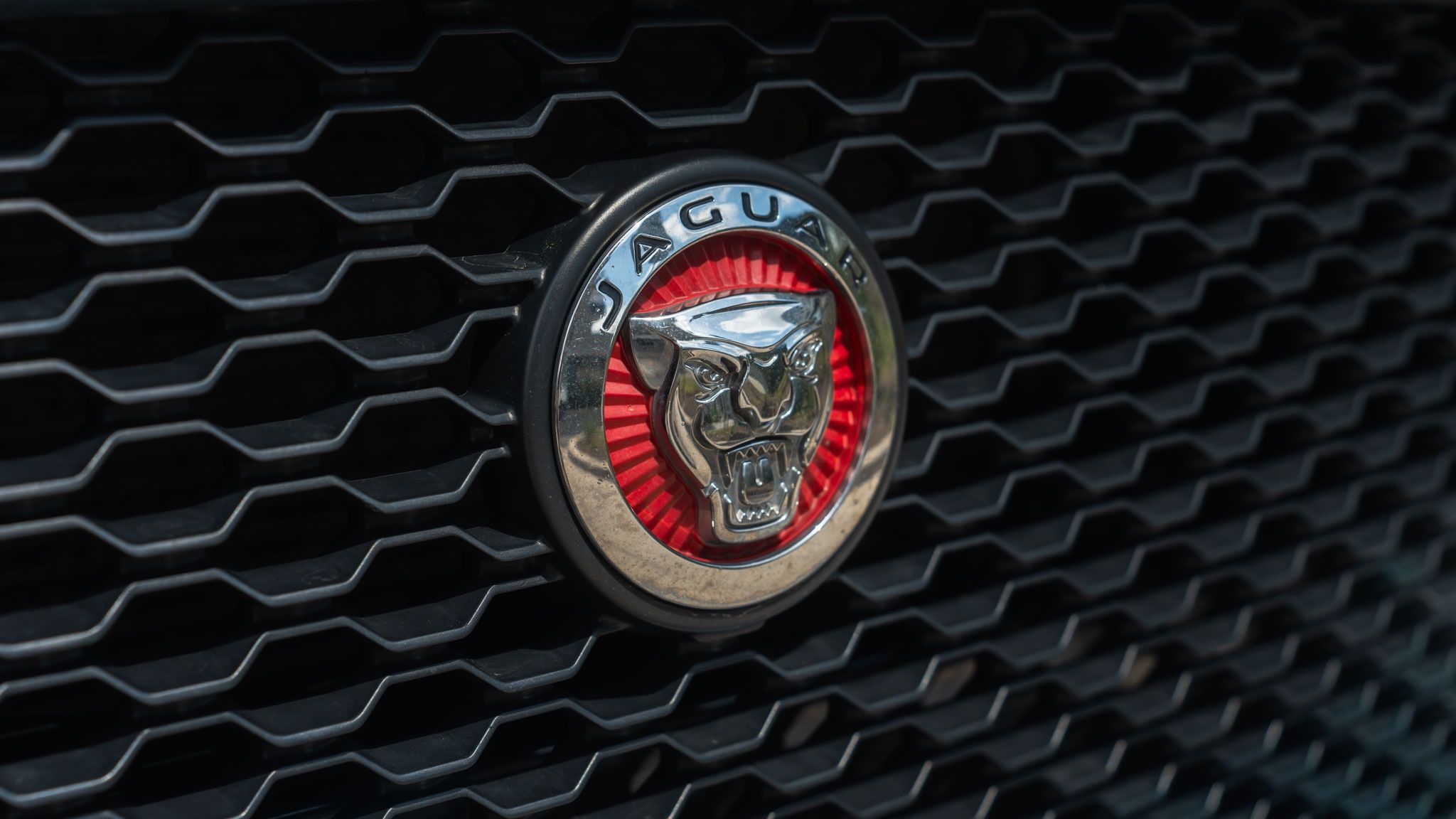 Jaguar XE, R-Sport 20d AWD 132kw - fotka 5